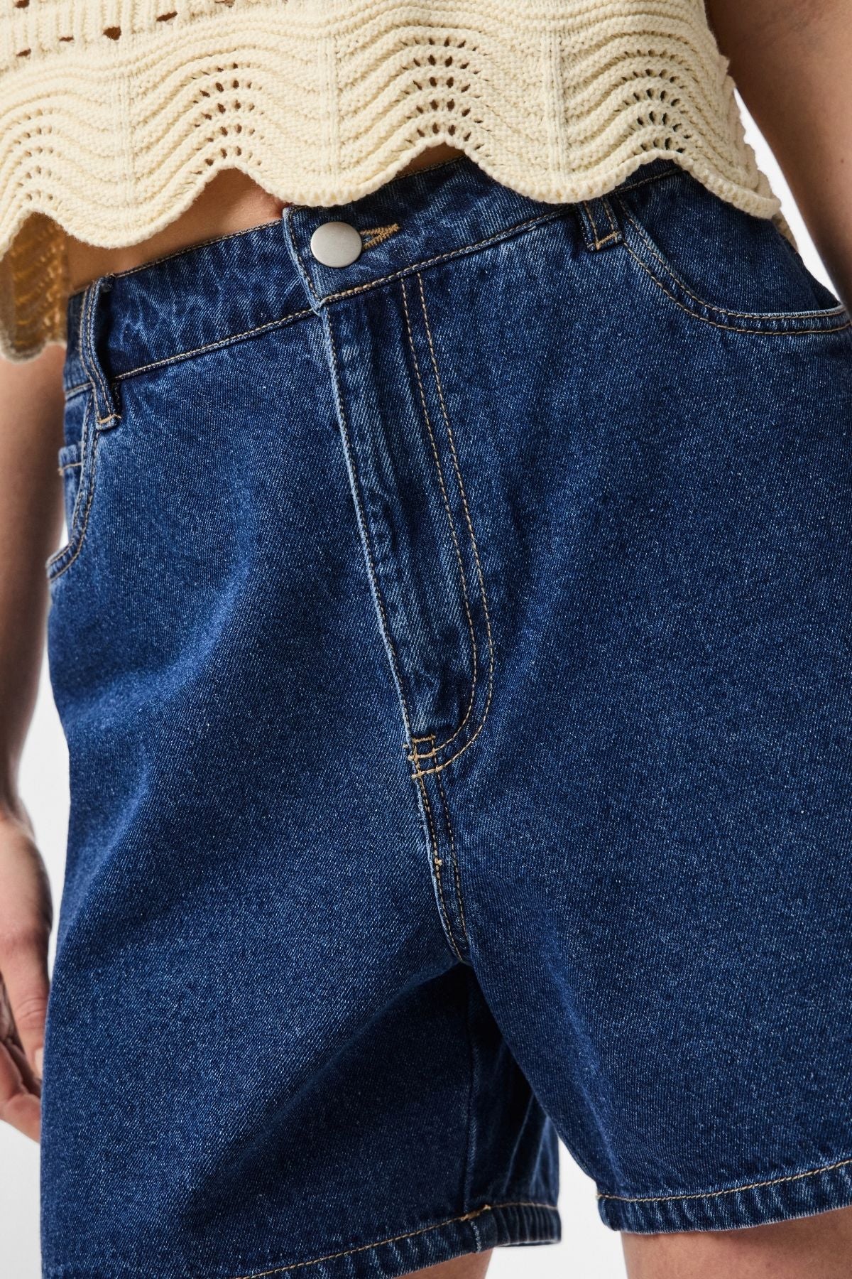 Abbi Shorts - mittelblauer Denim - Image 4