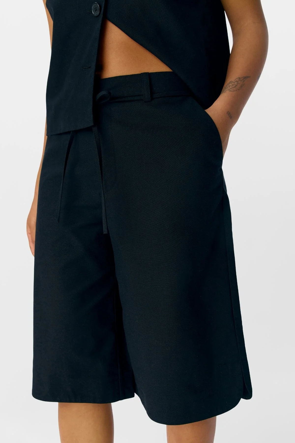 Aura Bermuda Shorts - Schwarz - Image 3