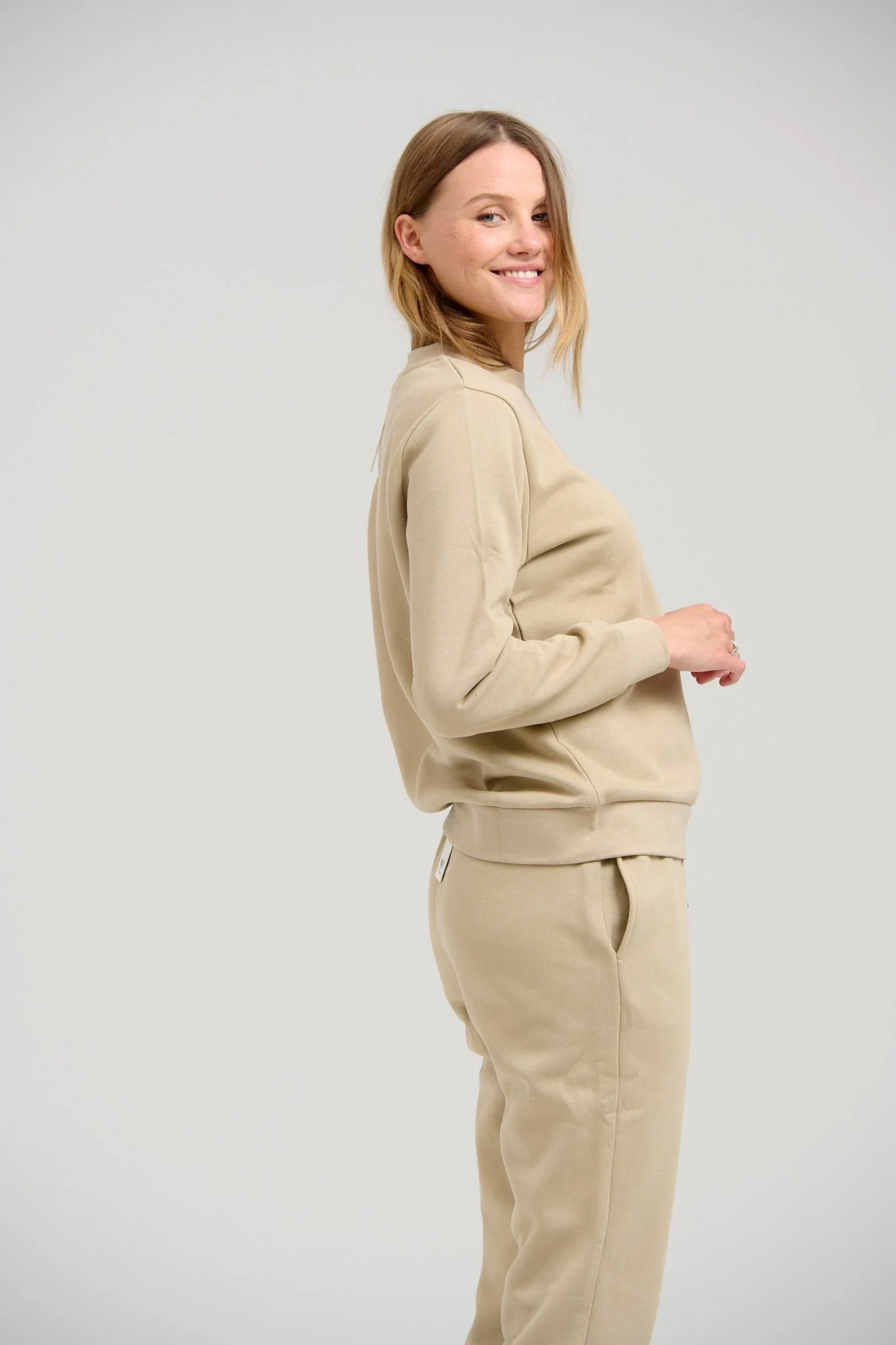 Basic Crewneck -Schweiß - dunkles Beige - Image 2