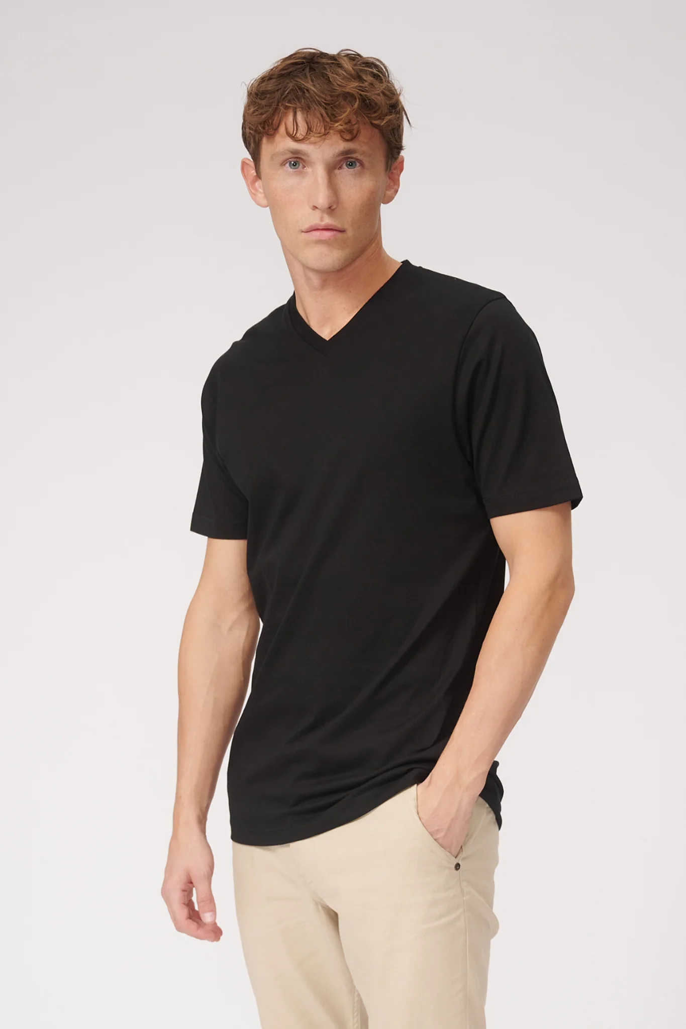 Basic T-Shirt mit V-Ausschnitt - Schwarz