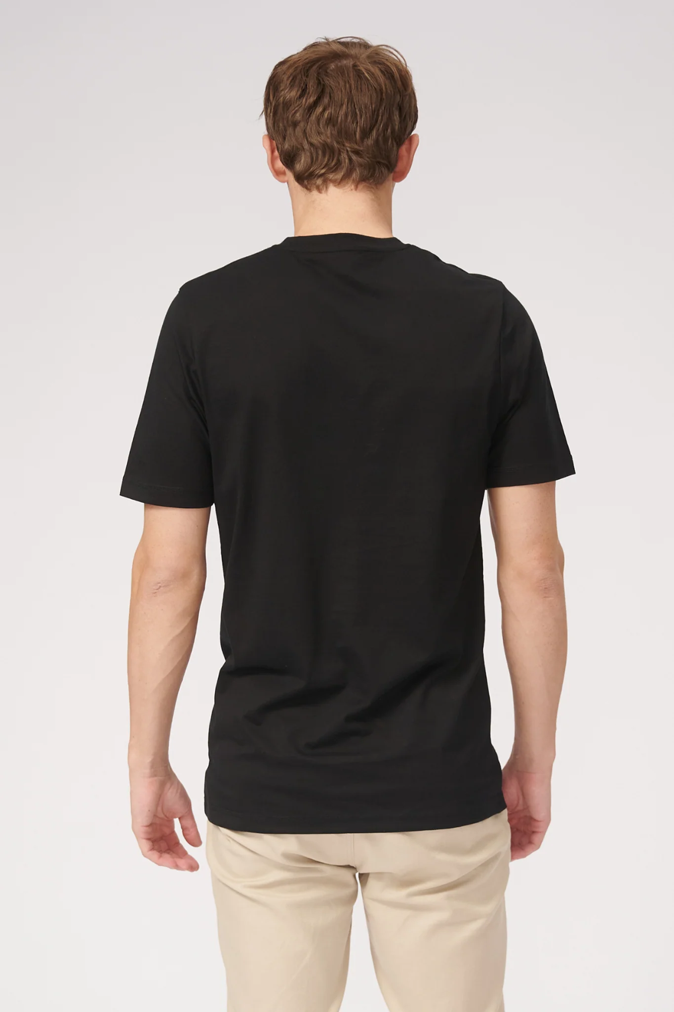 Basic T-Shirt mit V-Ausschnitt - Schwarz - Image 2