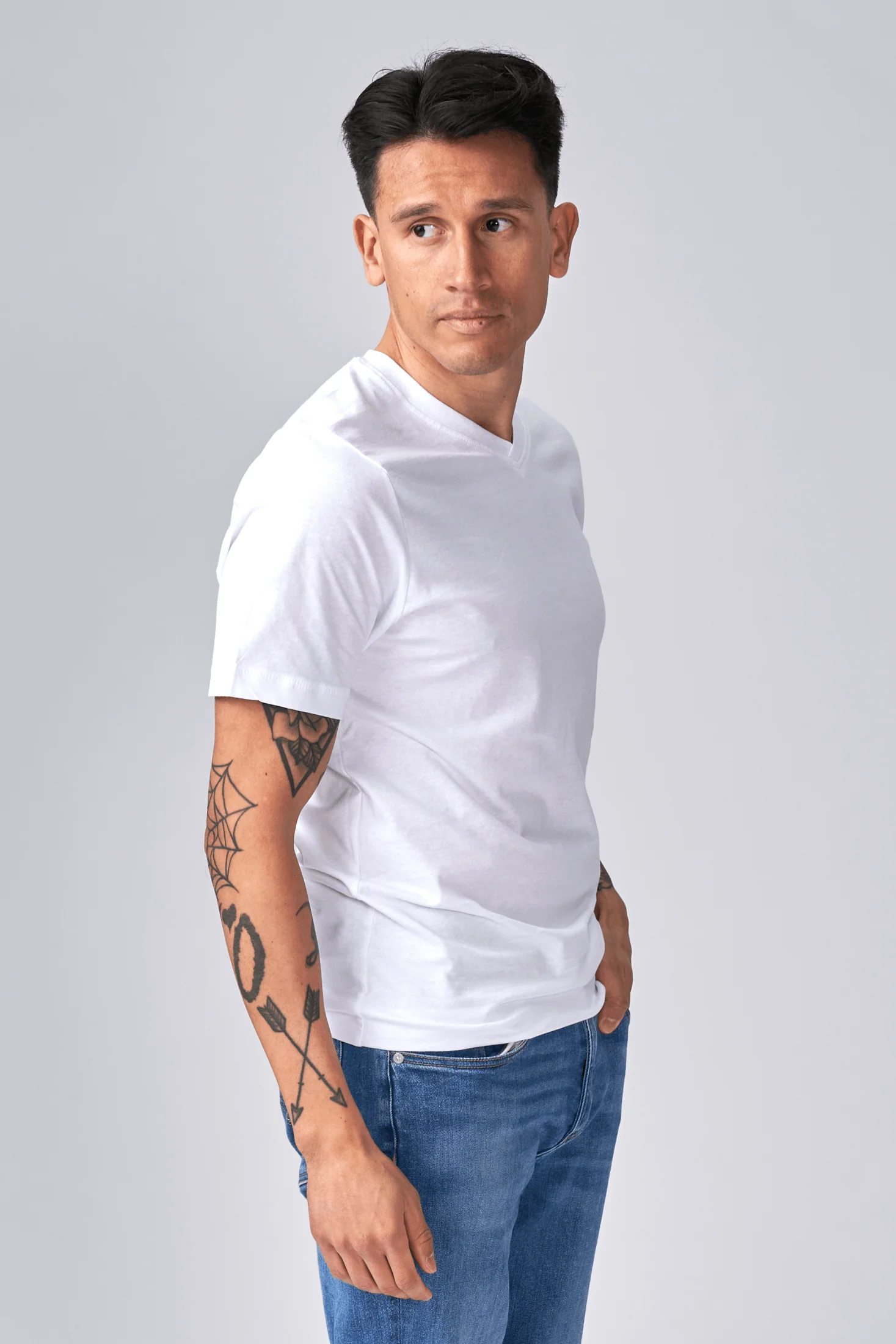 Basic T-Shirt mit V-Ausschnitt – Weiß - Image 2