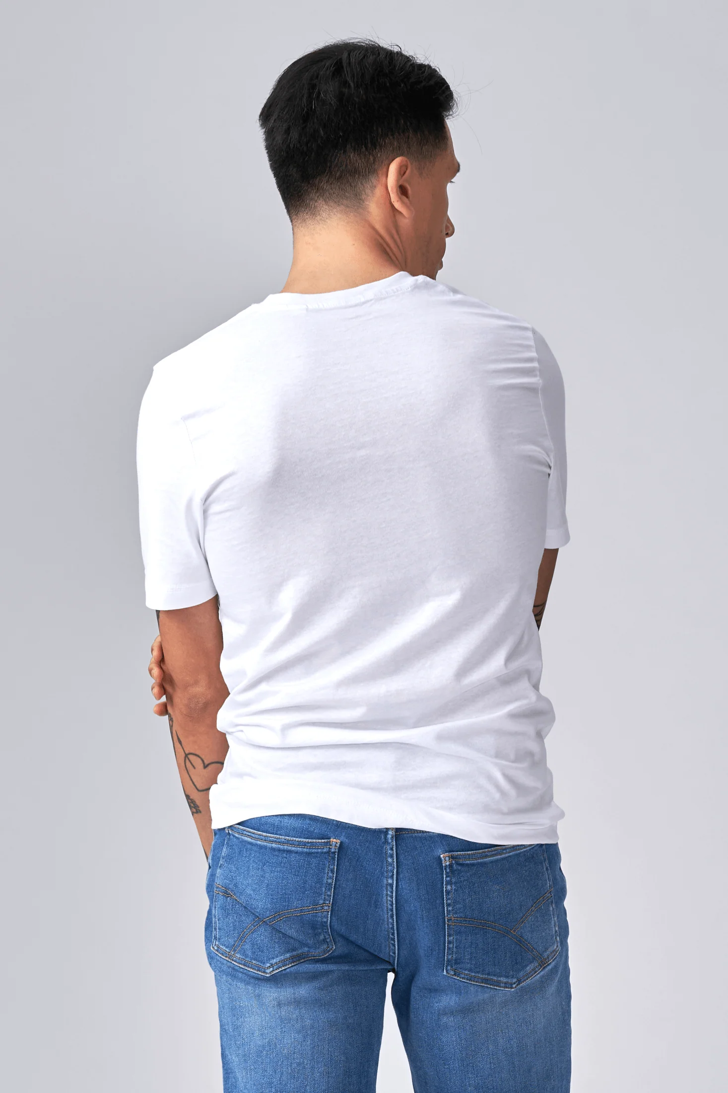 Basic T-Shirt mit V-Ausschnitt – Weiß - Image 3