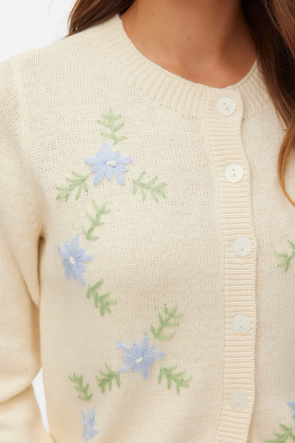 Camille Strickjacke mit O-Ausschnitt – Birke - Image 3