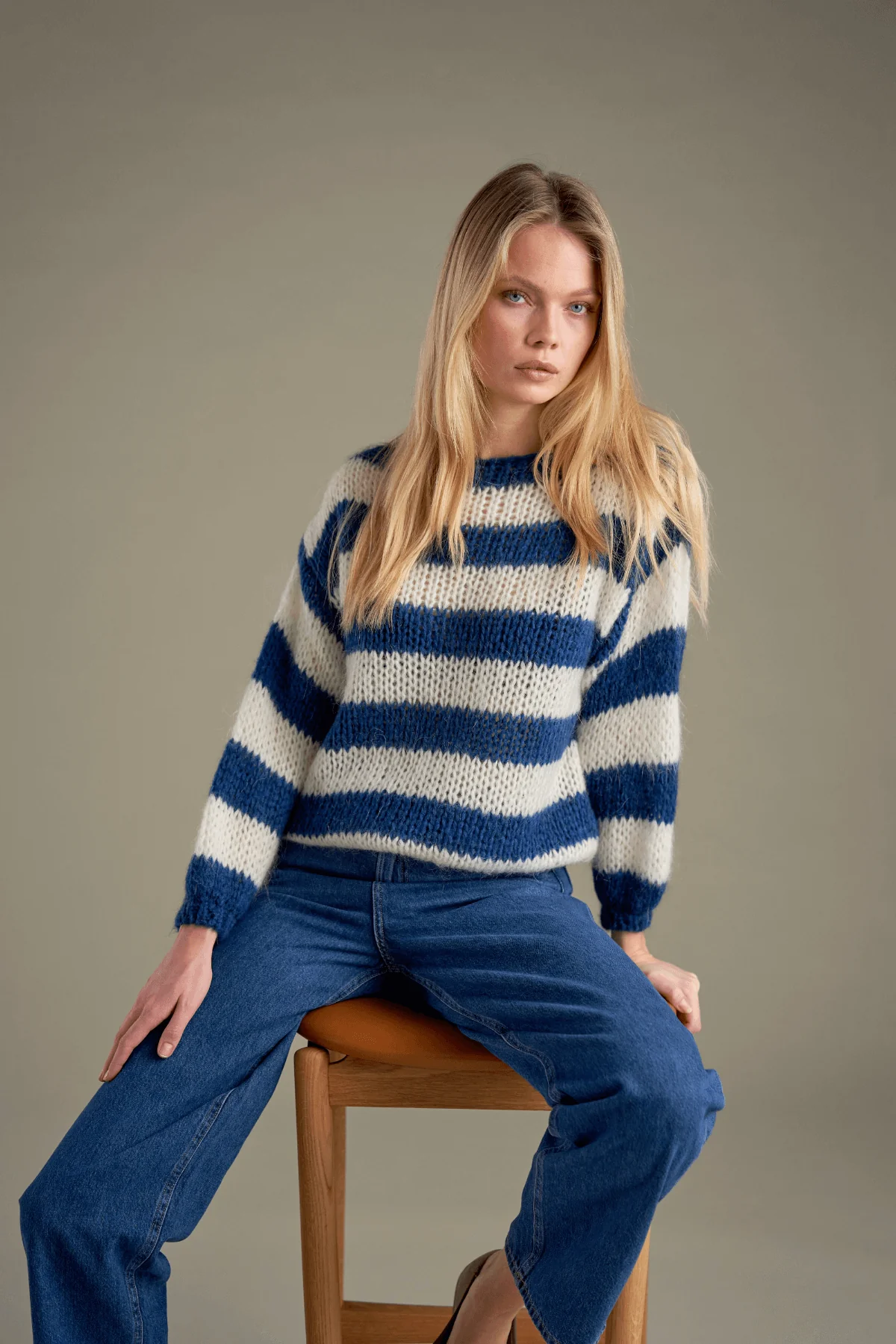 Celina gestreifter gestrickter Pullover - Weiß/Marine - Image 6