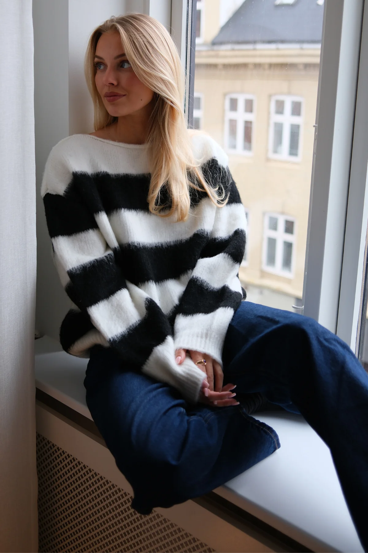 Celina Striped Strick Sweater - Weiß/Schwarz - Image 2