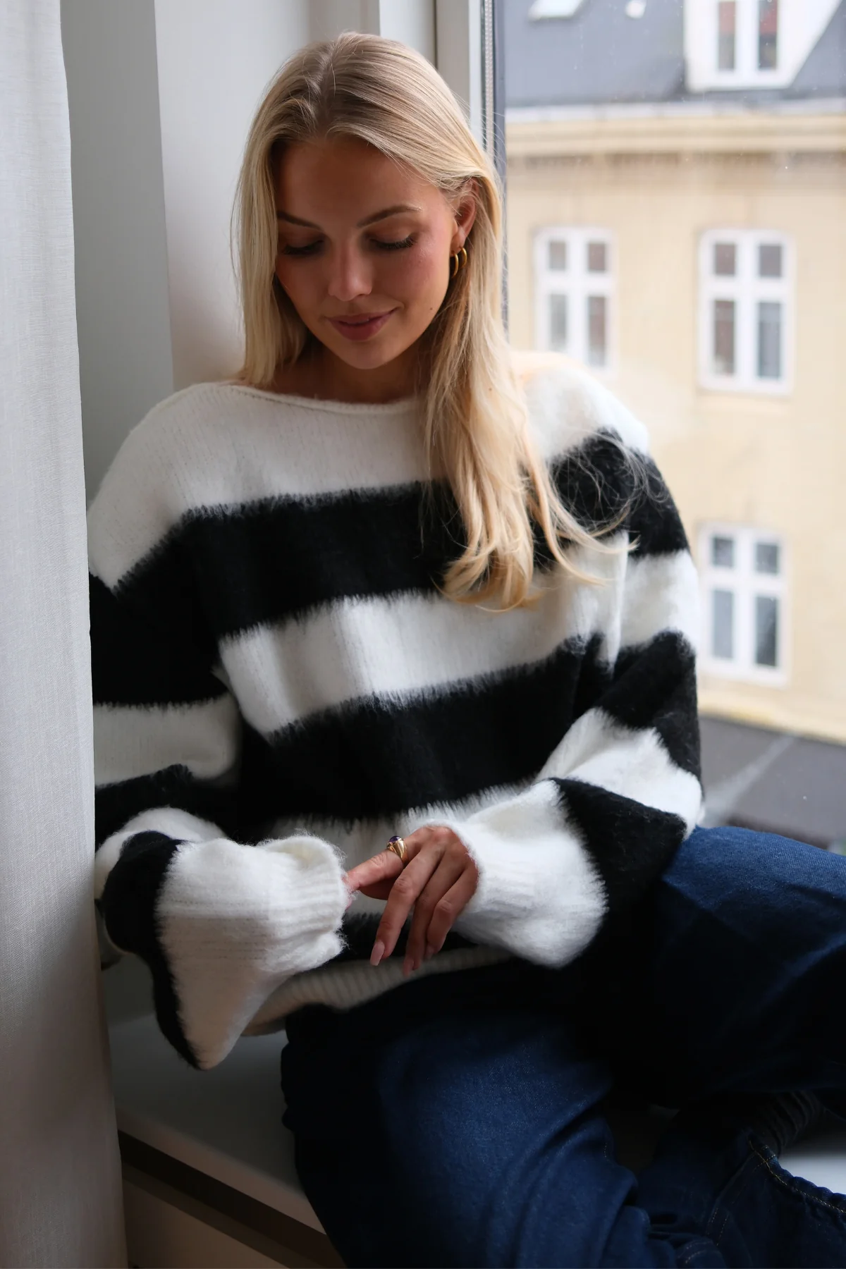 Celina Striped Strick Sweater - Weiß/Schwarz - Image 3