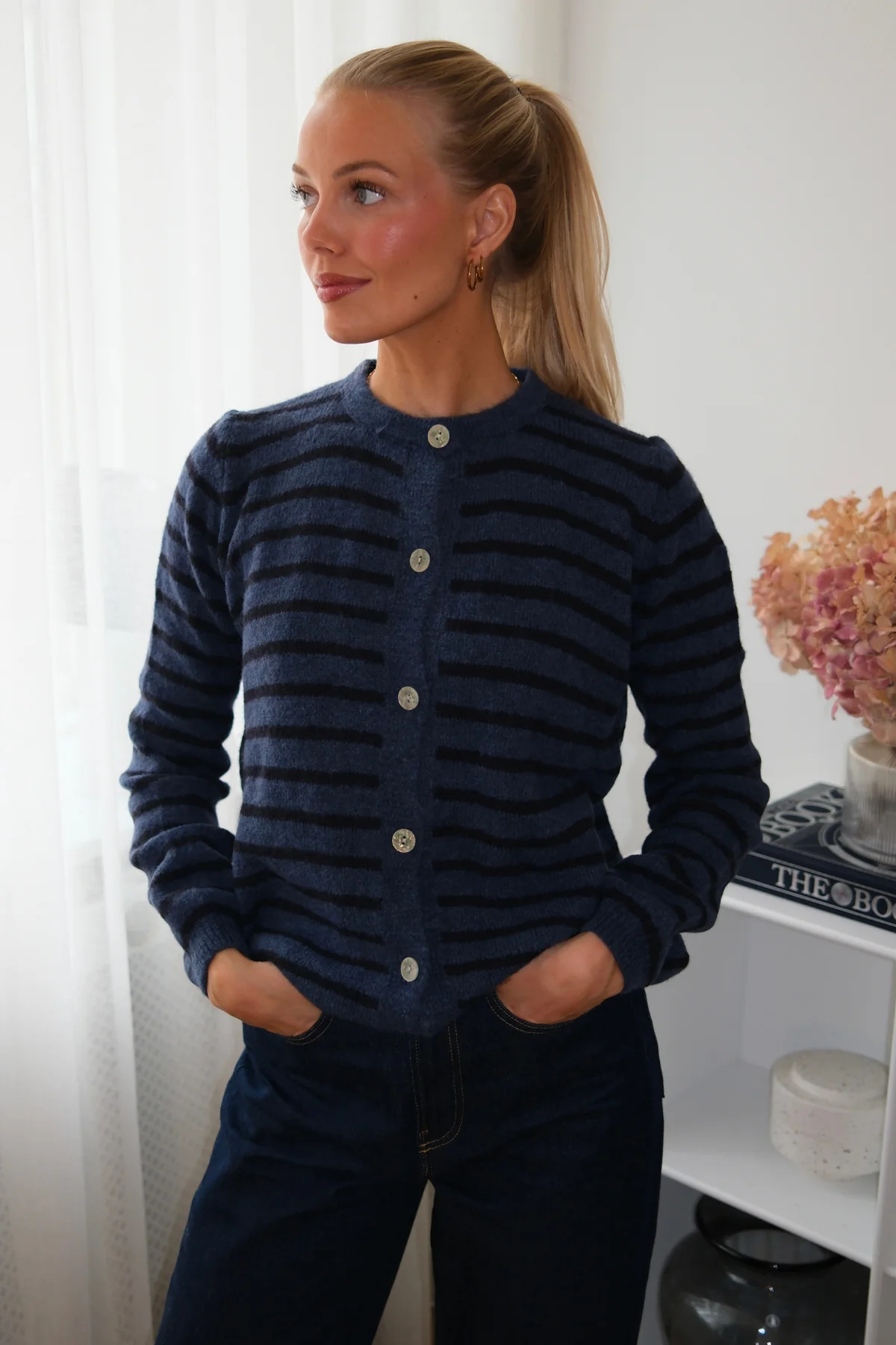 Gestreifter Crizette-Strick-Cardigan – Blau/Tiefblau - Image 2