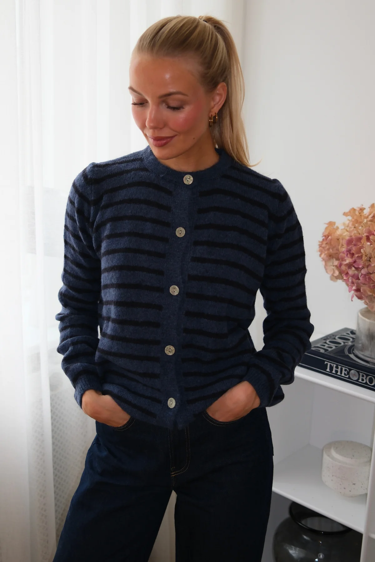 Gestreifter Crizette-Strick-Cardigan – Blau/Tiefblau - Image 3