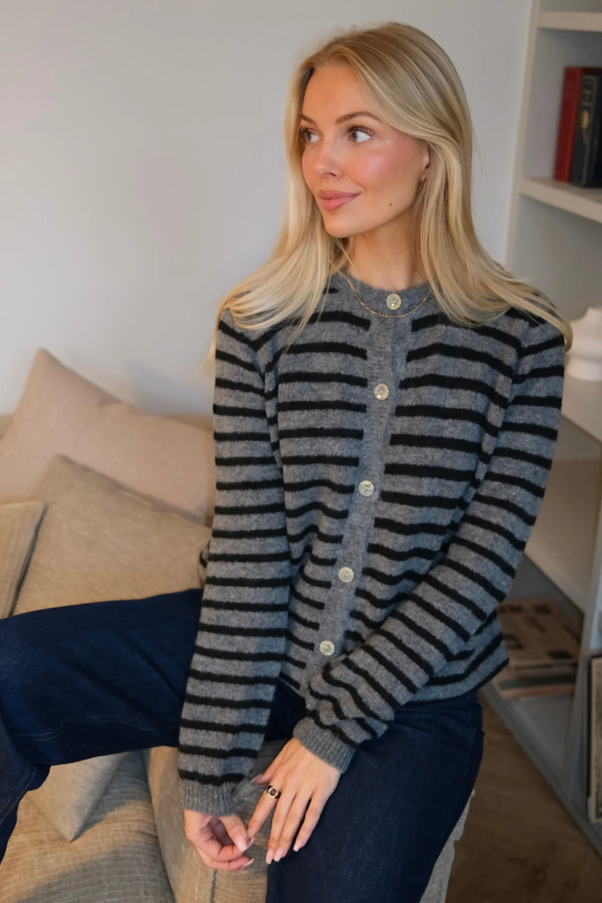 Gestreifter Crizette-Strick-Cardigan - Grau/Schwarz - Image 2