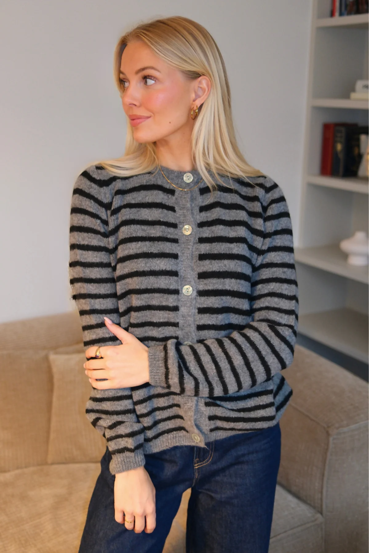Gestreifter Crizette-Strick-Cardigan - Grau/Schwarz - Image 3