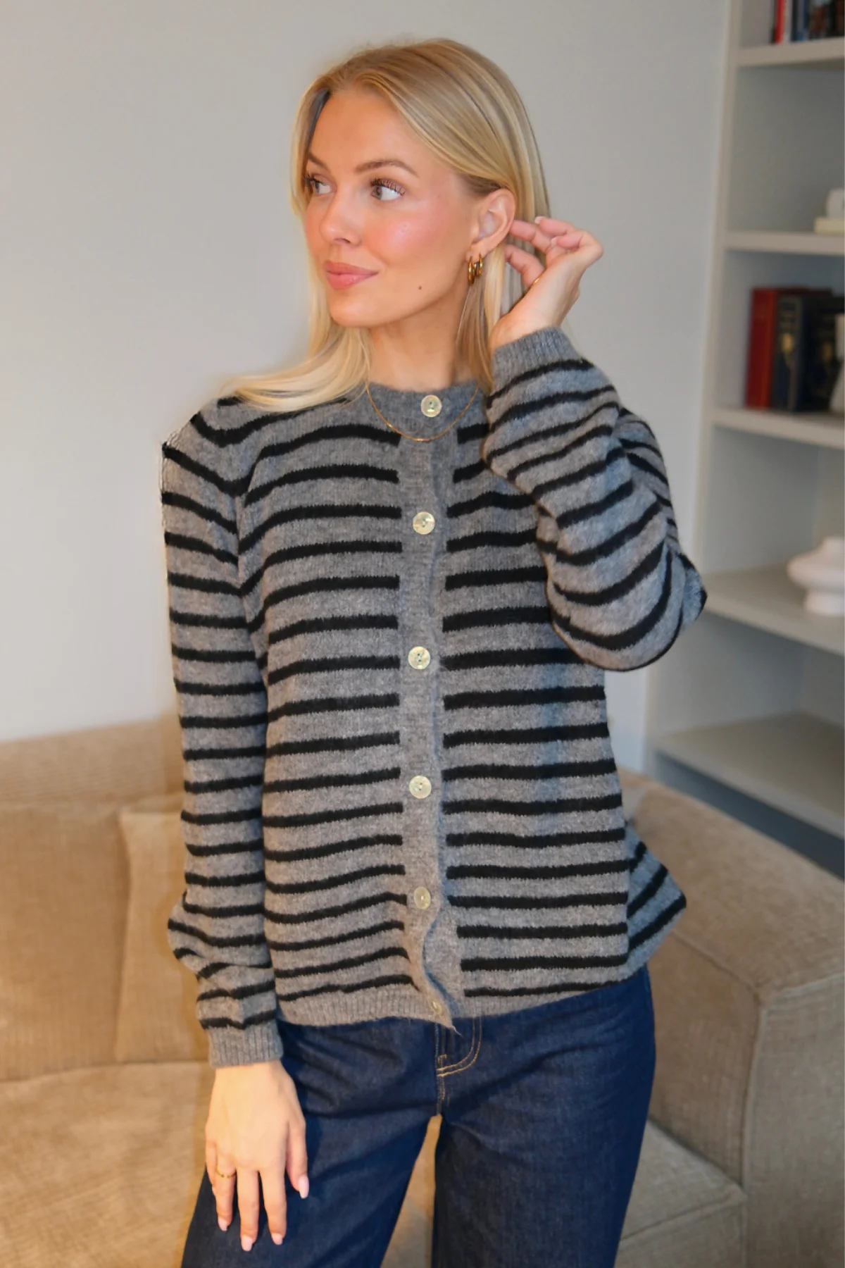 Gestreifter Crizette-Strick-Cardigan - Grau/Schwarz - Image 4