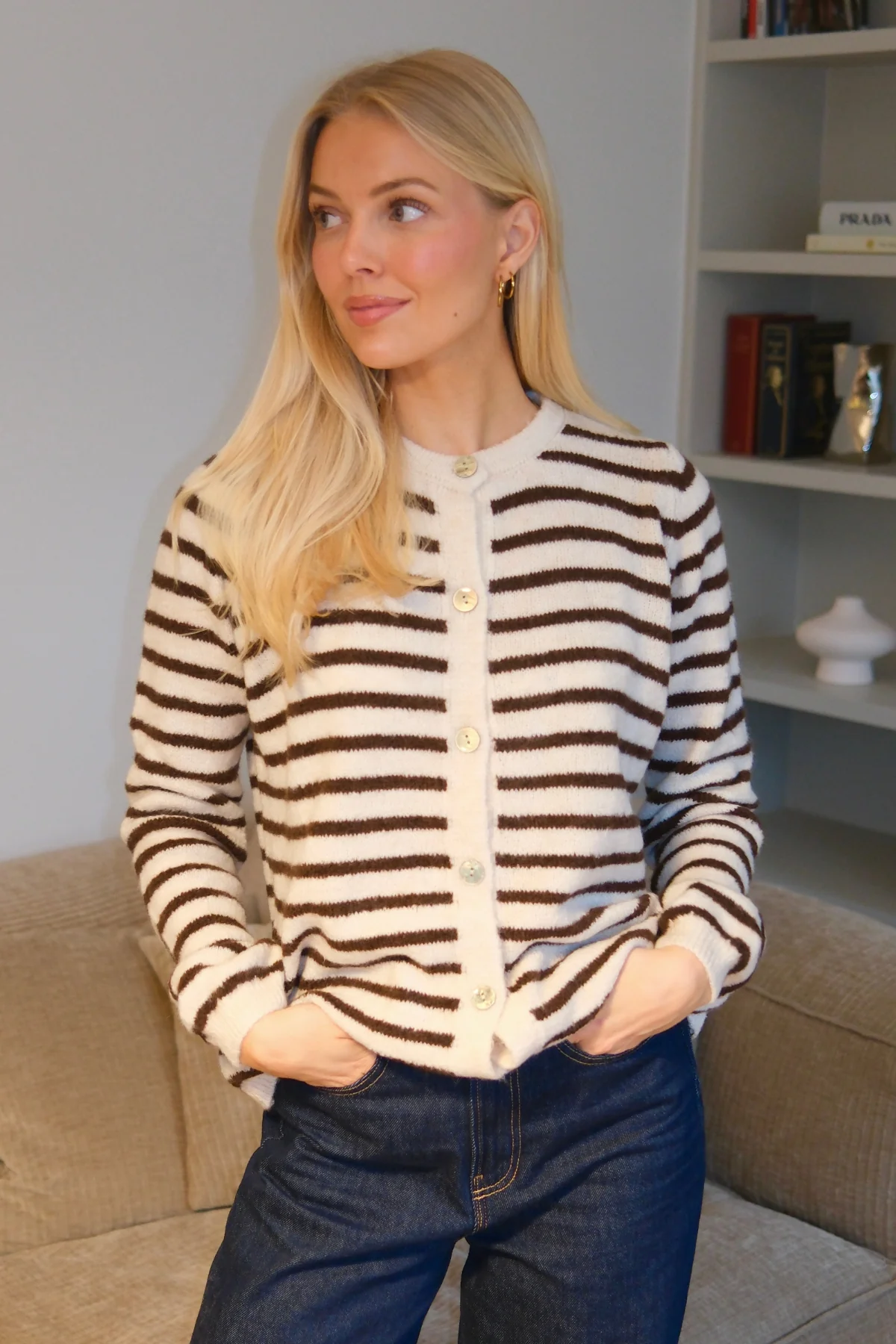Gestreifter Crizette-Strick-Cardigan – gebrochenes Weiß/Braun - Image 3