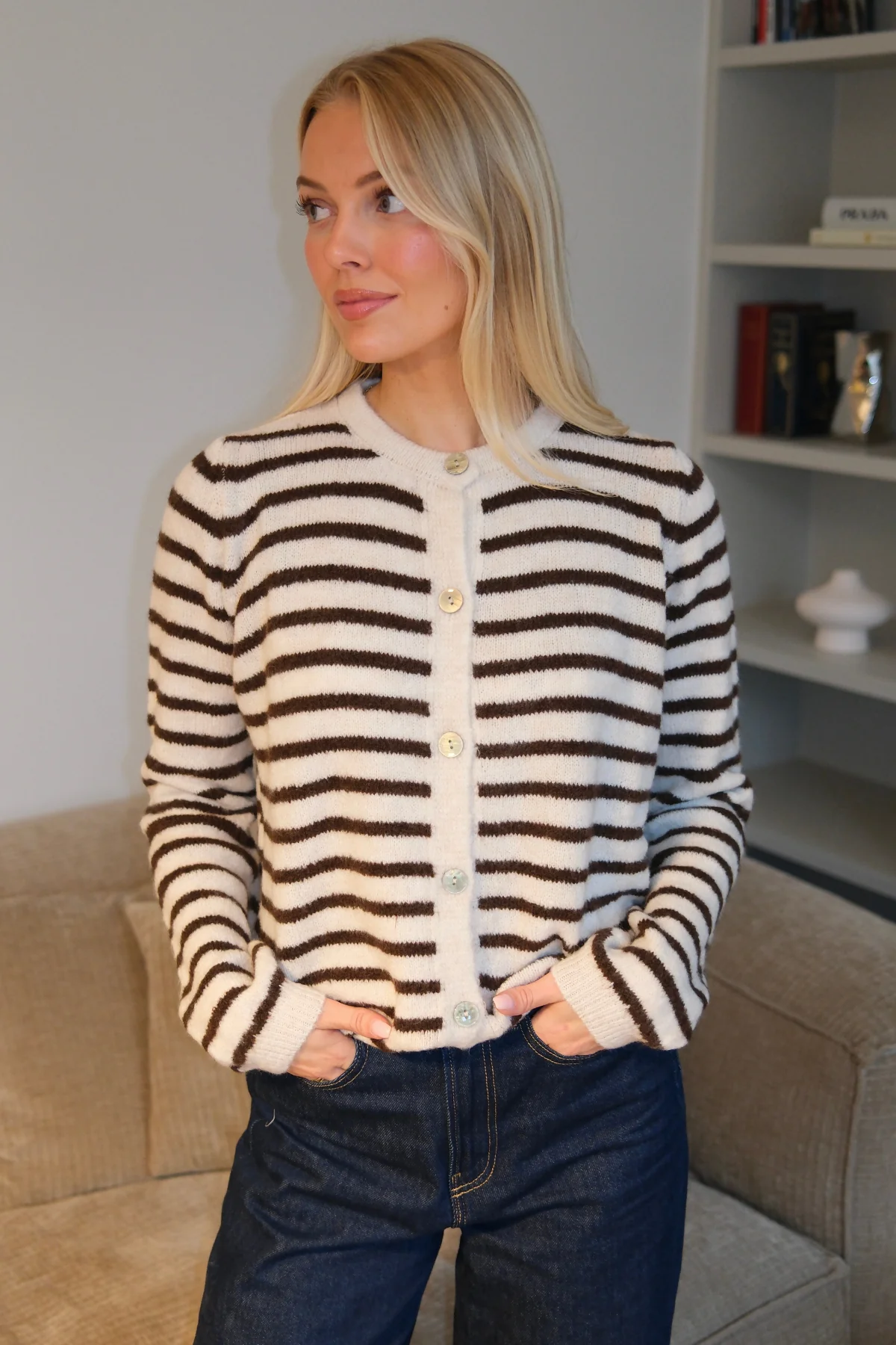 Gestreifter Crizette-Strick-Cardigan – gebrochenes Weiß/Braun - Image 4