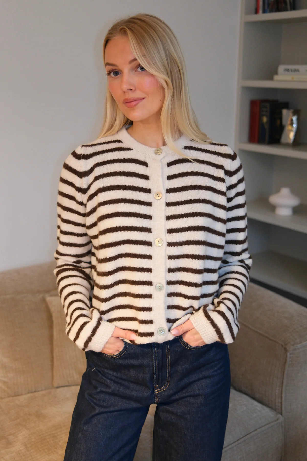 Gestreifter Crizette-Strick-Cardigan – gebrochenes Weiß/Braun - Image 5