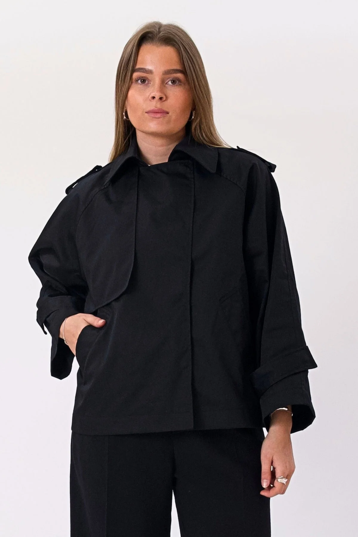 Elara Kurzer Trenchcoat - Schwarz