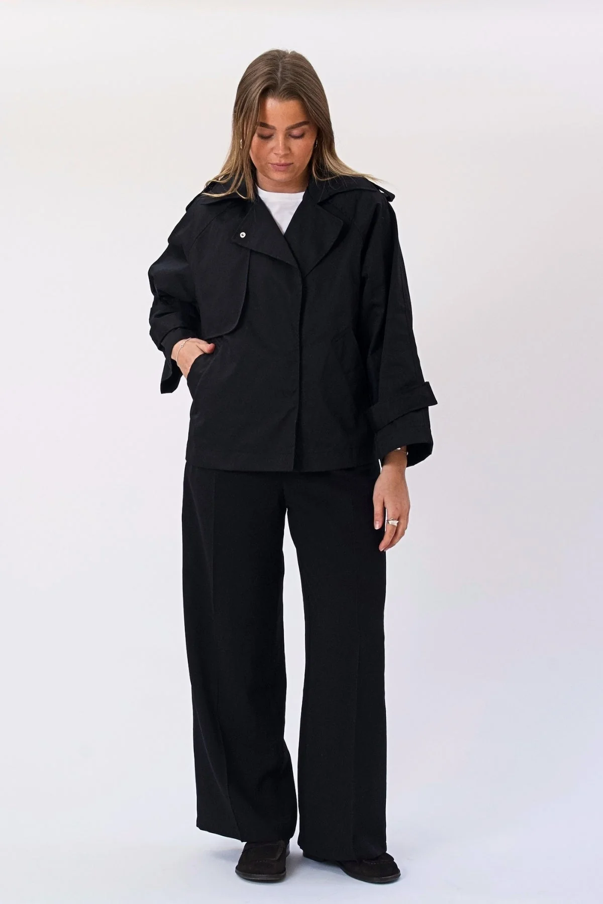 Elara Kurzer Trenchcoat - Schwarz - Image 2