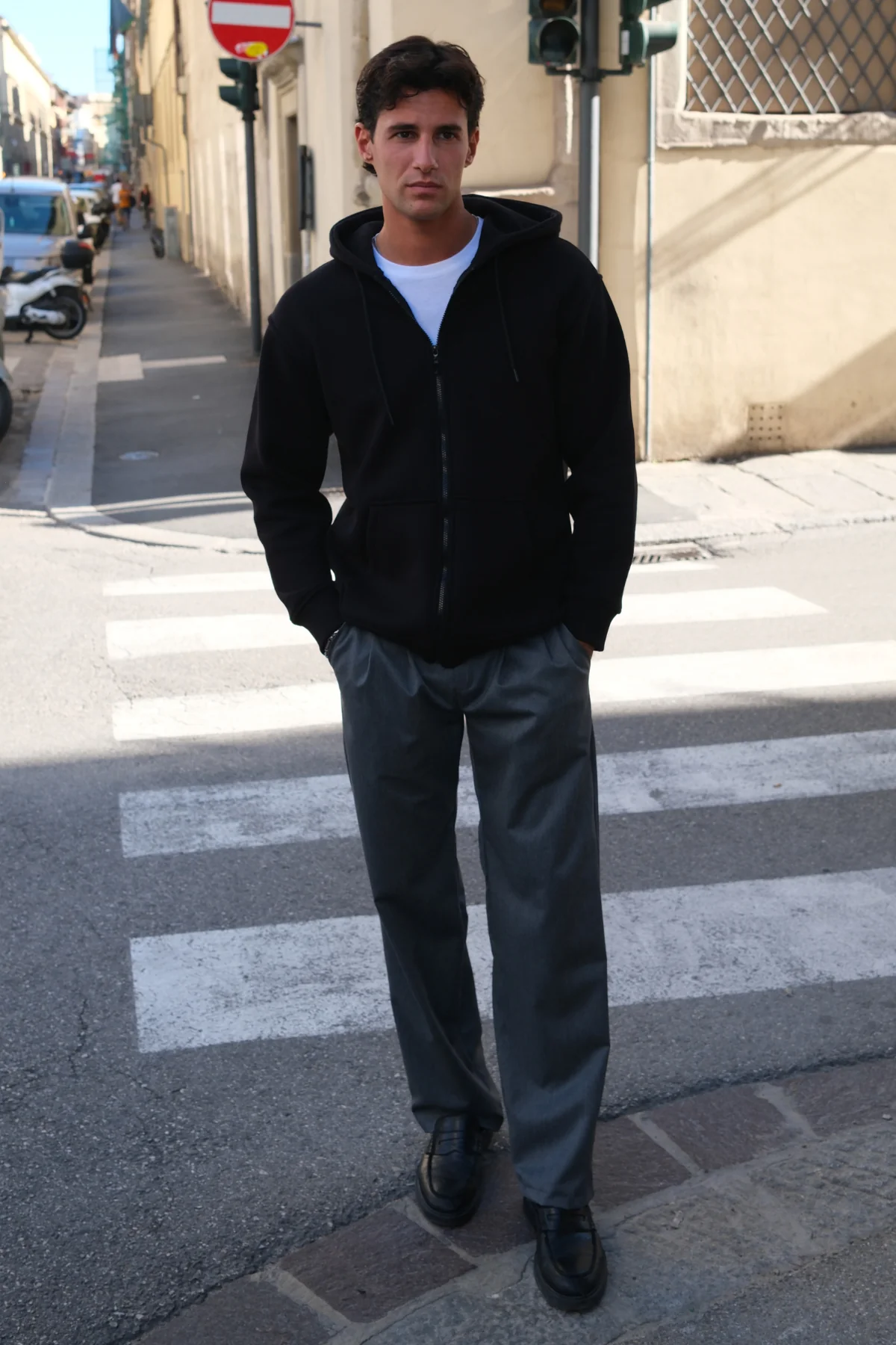 Entspannter Zip Hoodie - Schwarz - Image 3