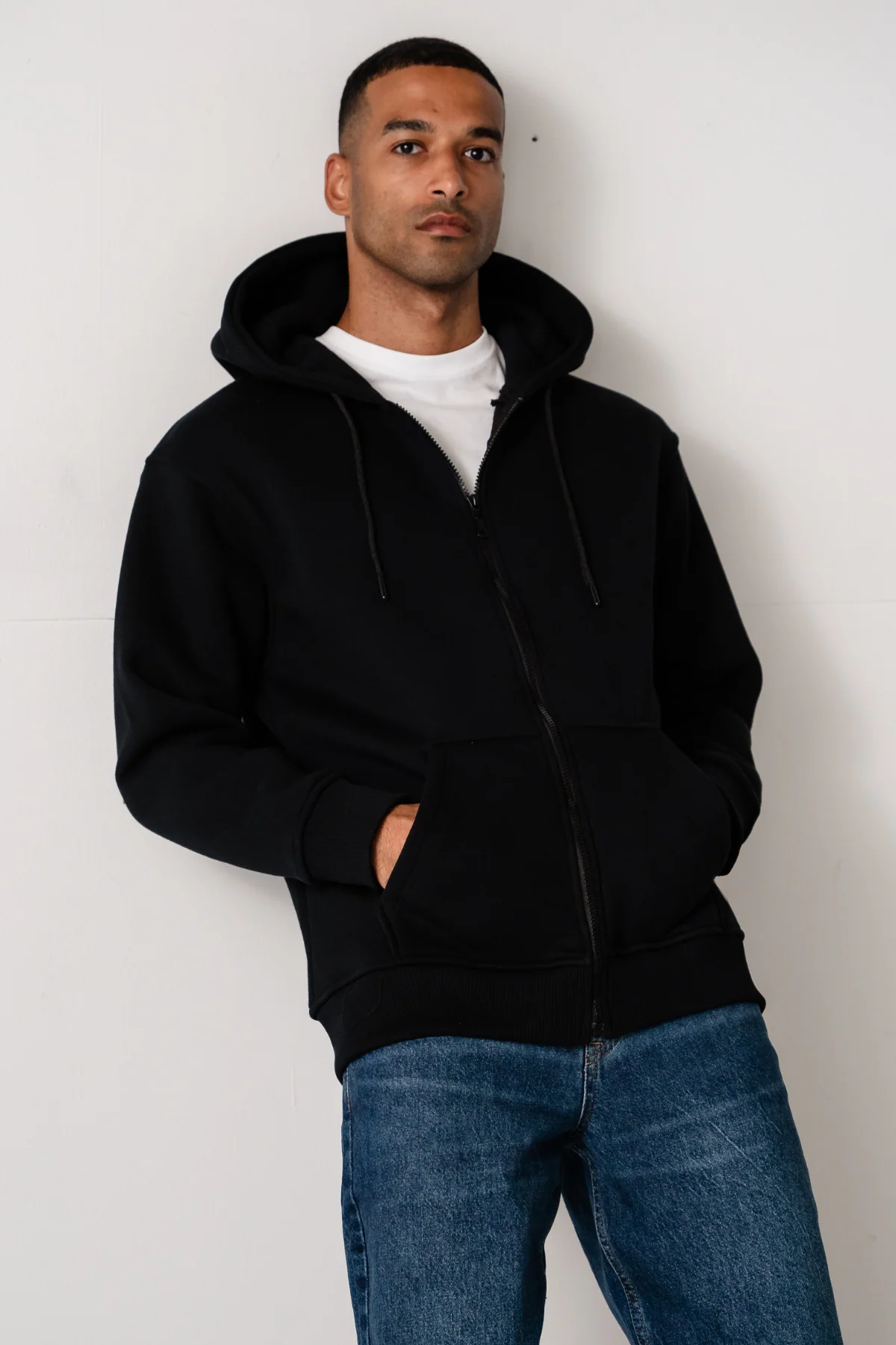 Entspannter Zip Hoodie - Schwarz - Image 4