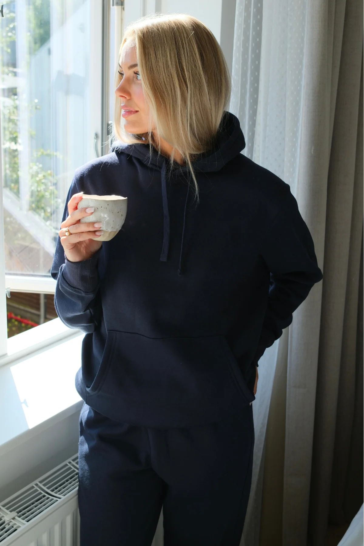 Essential Kapuzenpullover – Marineblau - Image 2