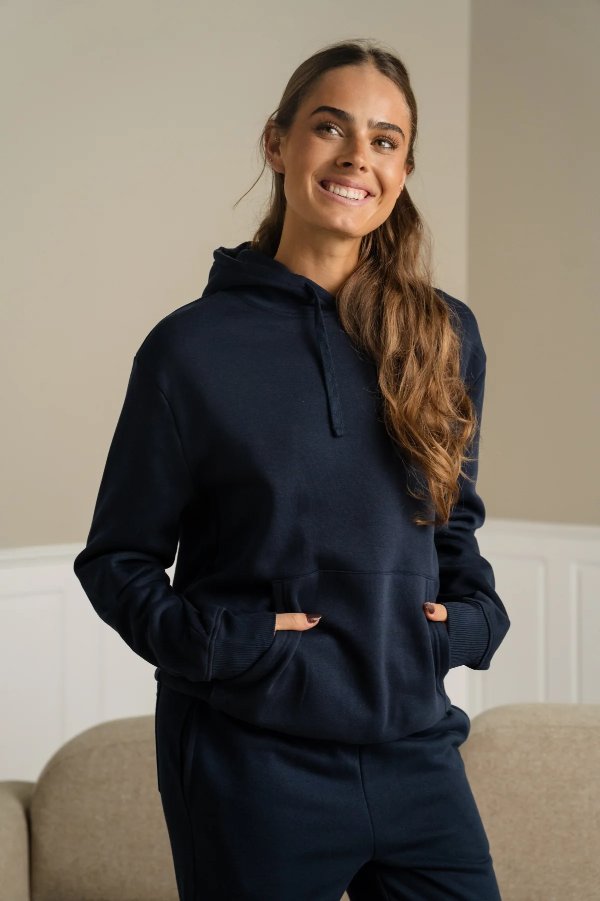 Essential Kapuzenpullover – Marineblau - Image 5