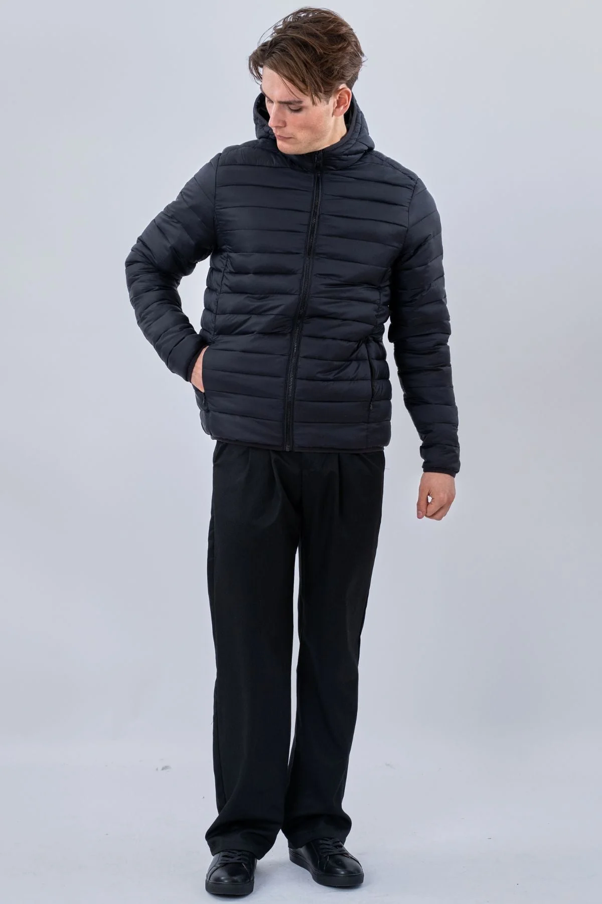 Leichte Pufferjacke mit Kapuze - Schwarz - Image 3