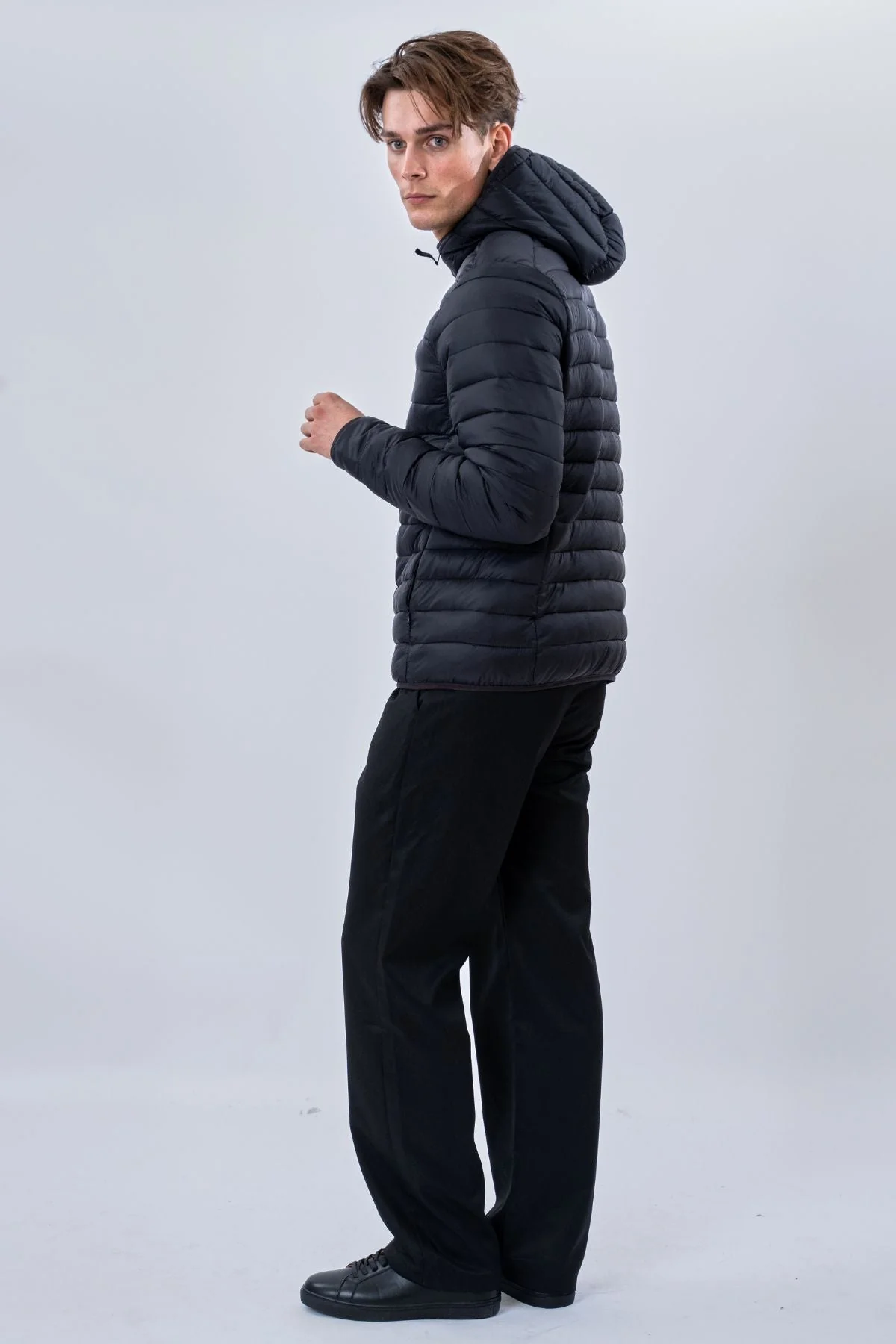 Leichte Pufferjacke mit Kapuze - Schwarz - Image 4