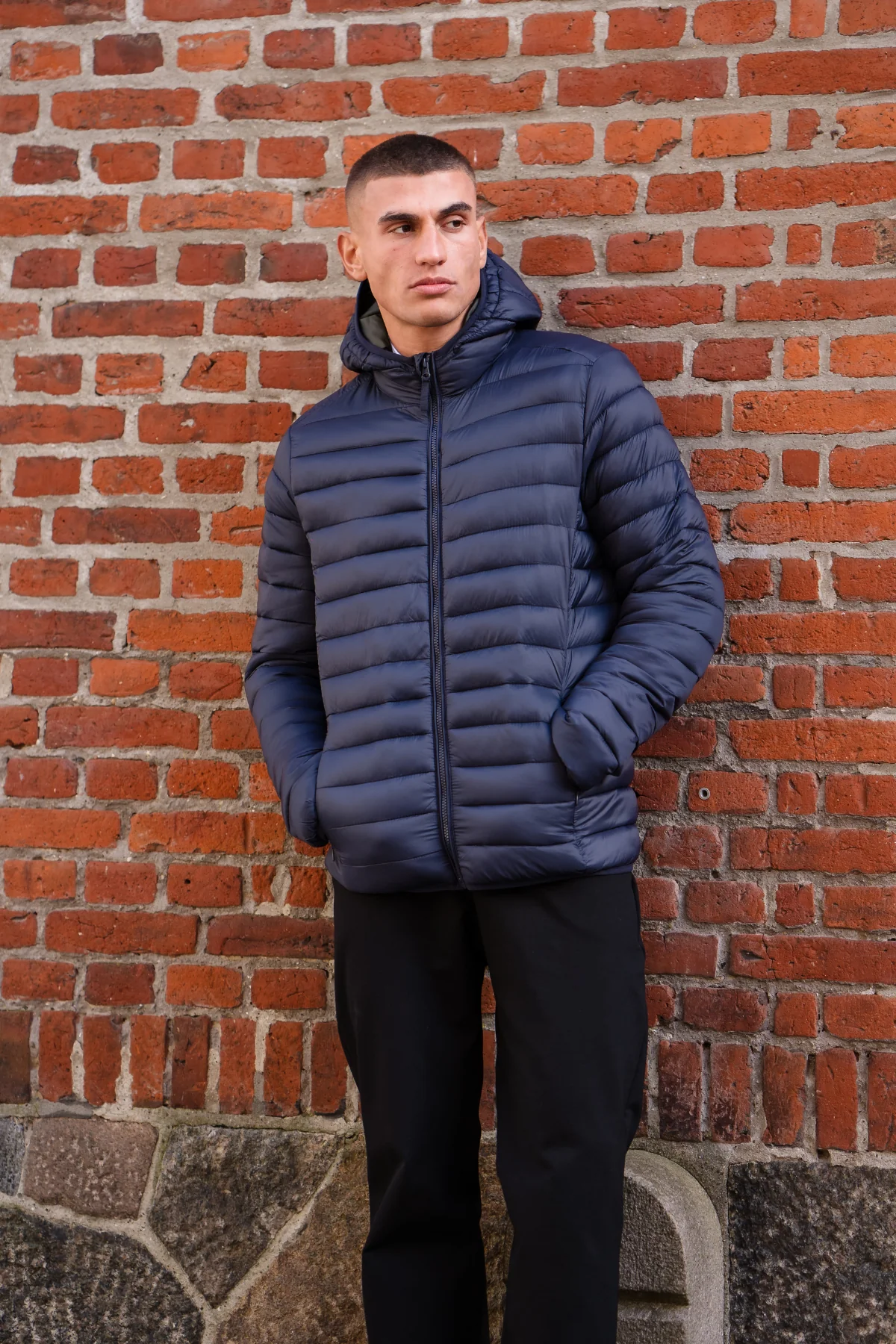 Leichte Pufferjacke mit Kapuze - Navy - Image 5