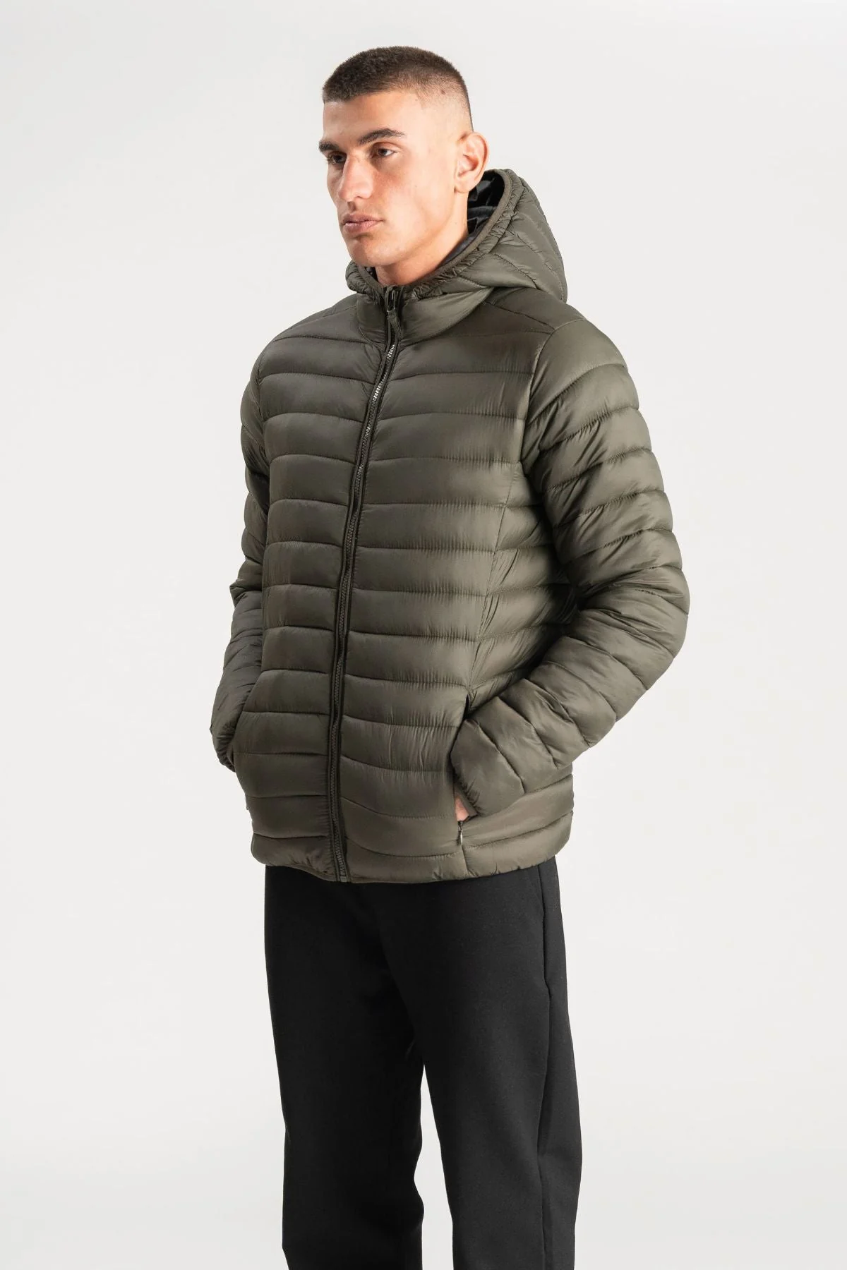 Leichte Pufferjacke mit Kapuze - Olive - Image 3
