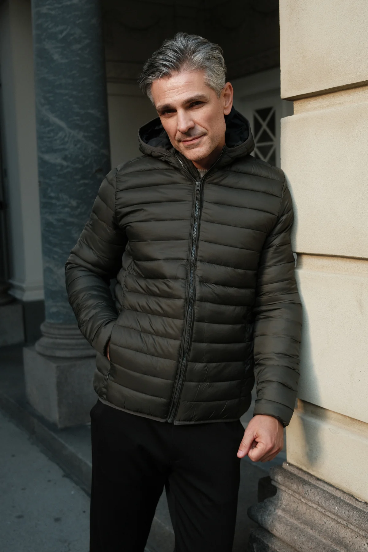 Leichte Pufferjacke mit Kapuze - Olive - Image 6