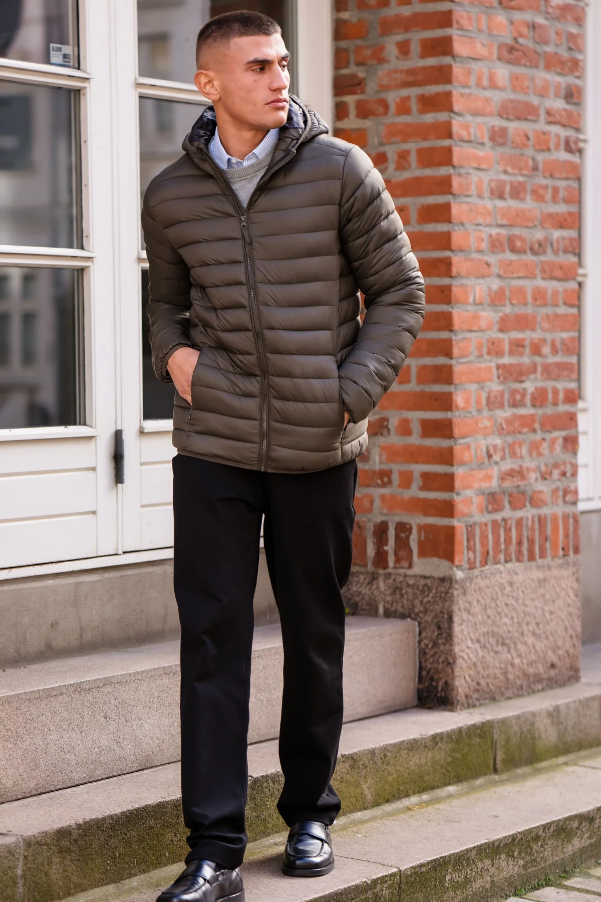 Leichte Pufferjacke mit Kapuze - Olive - Image 7