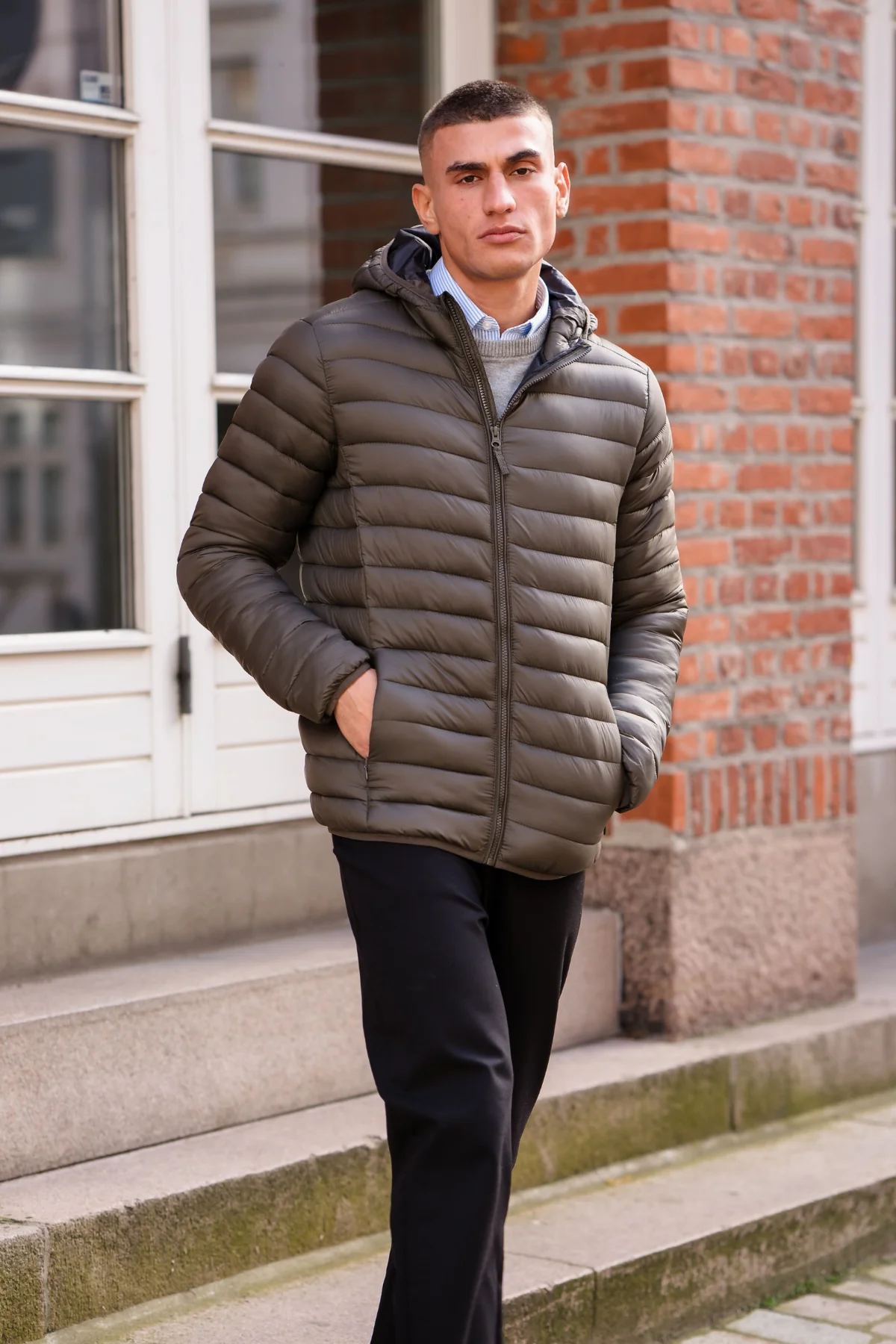 Leichte Pufferjacke mit Kapuze - Olive - Image 8