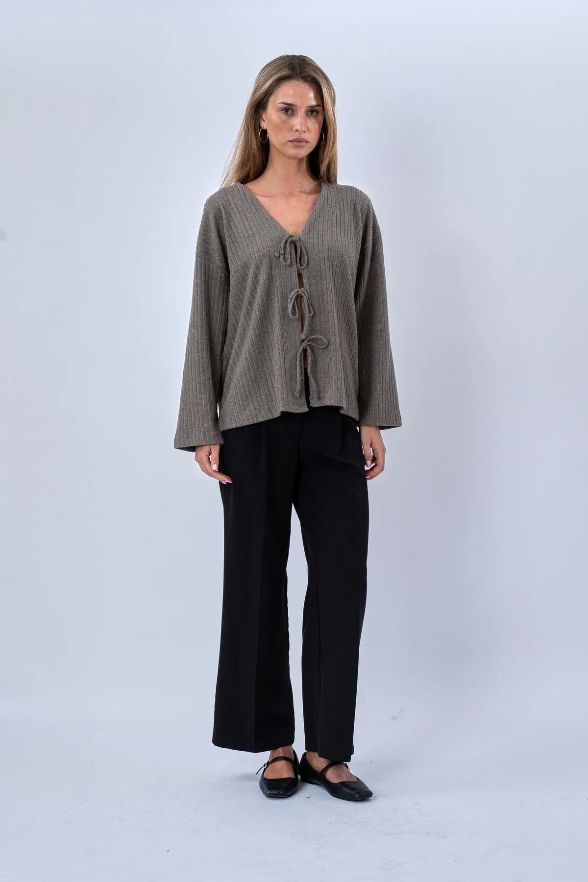 Ivy Krawattenbluse gestrickt – Khaki - Image 2