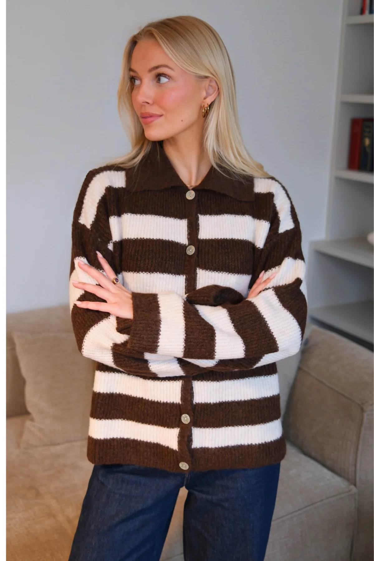 Josie Polo Knit – Braun/Gebrochenes Weiß - Image 2