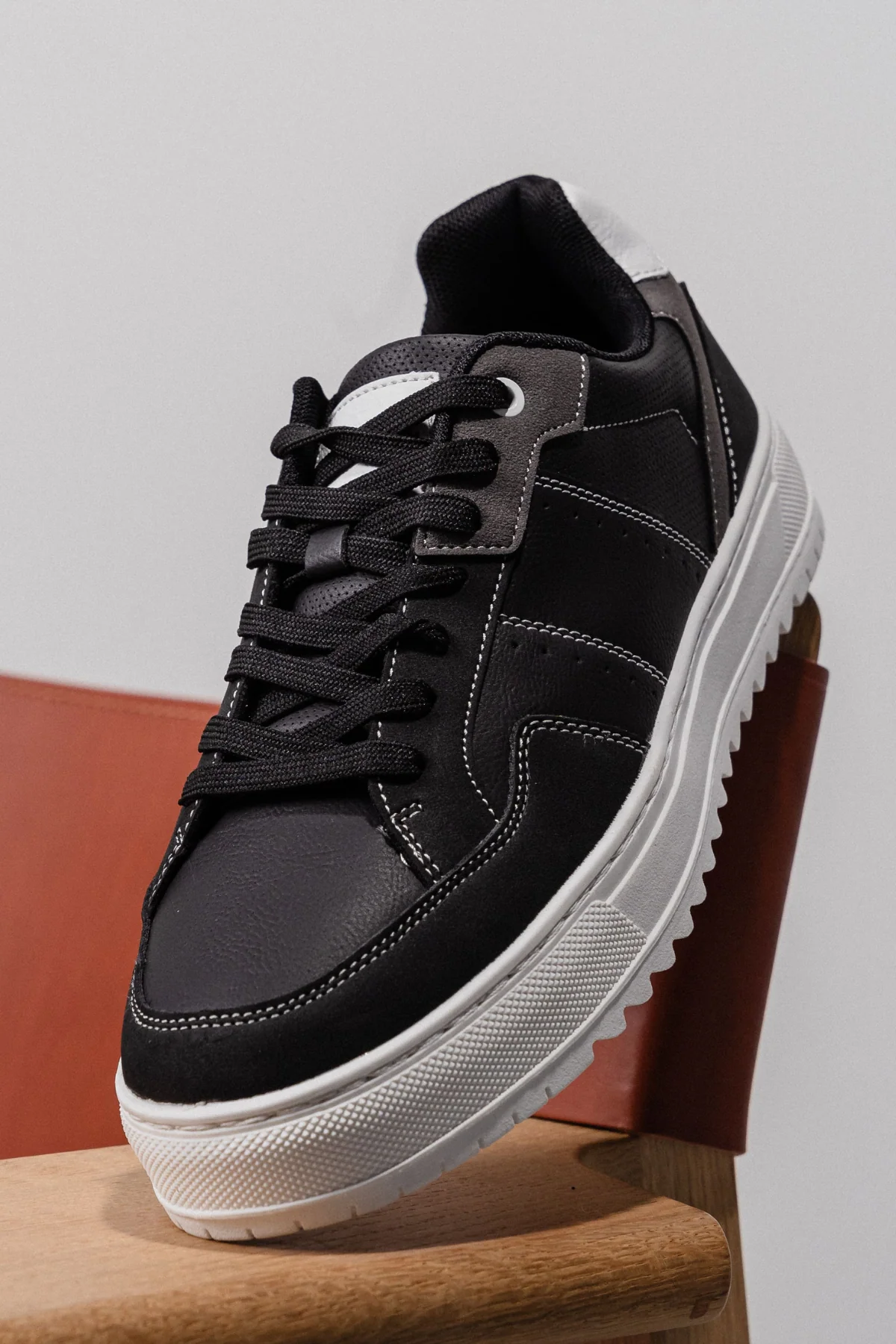 Klassischer Sneaker - Schwarz - Image 4