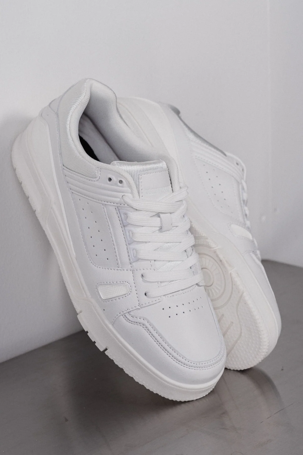 Klassischer Sneaker - Weiß - Image 3