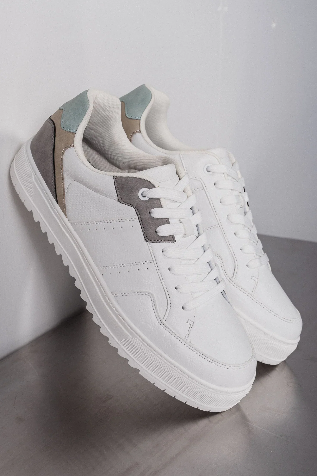 Klassischer Sneaker - Weiß/Grau/Grün - Image 3