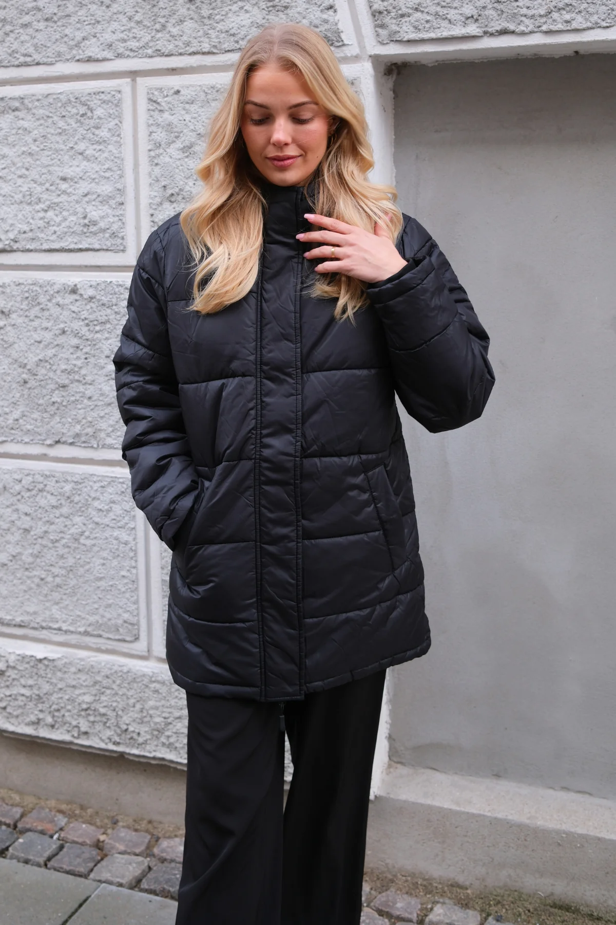 Lange Pufferjacke - Schwarz - Image 3