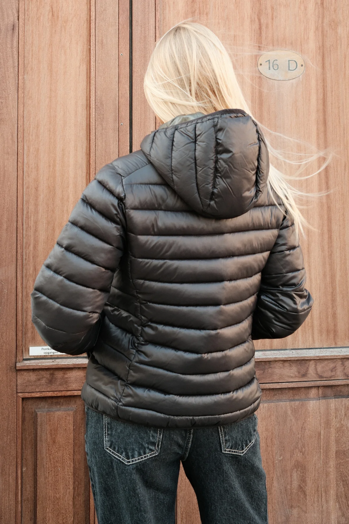 Leichte Pufferjacke - Schwarz - Image 4