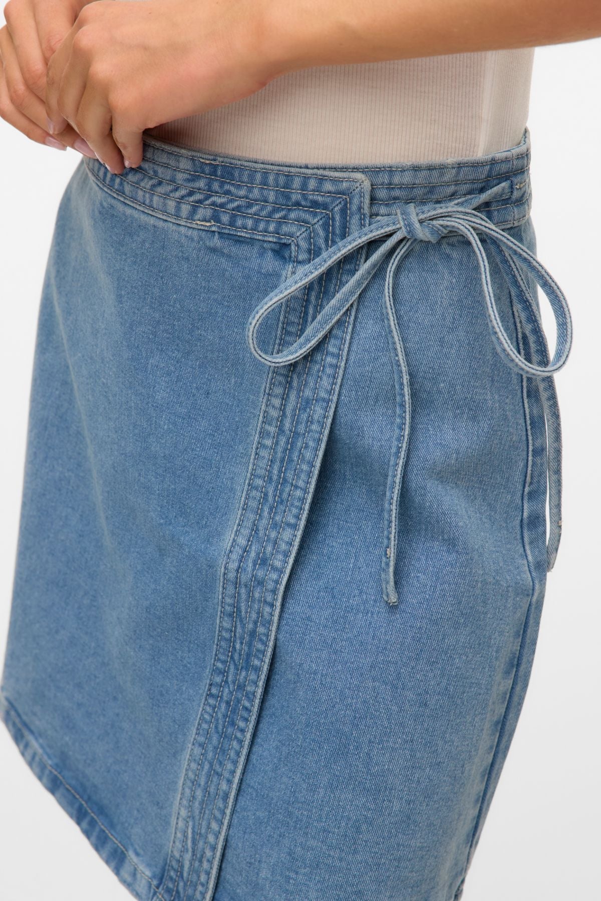 Liza Kurzer Jeans-Wickelrock – Mittelblauer Denim - Image 4