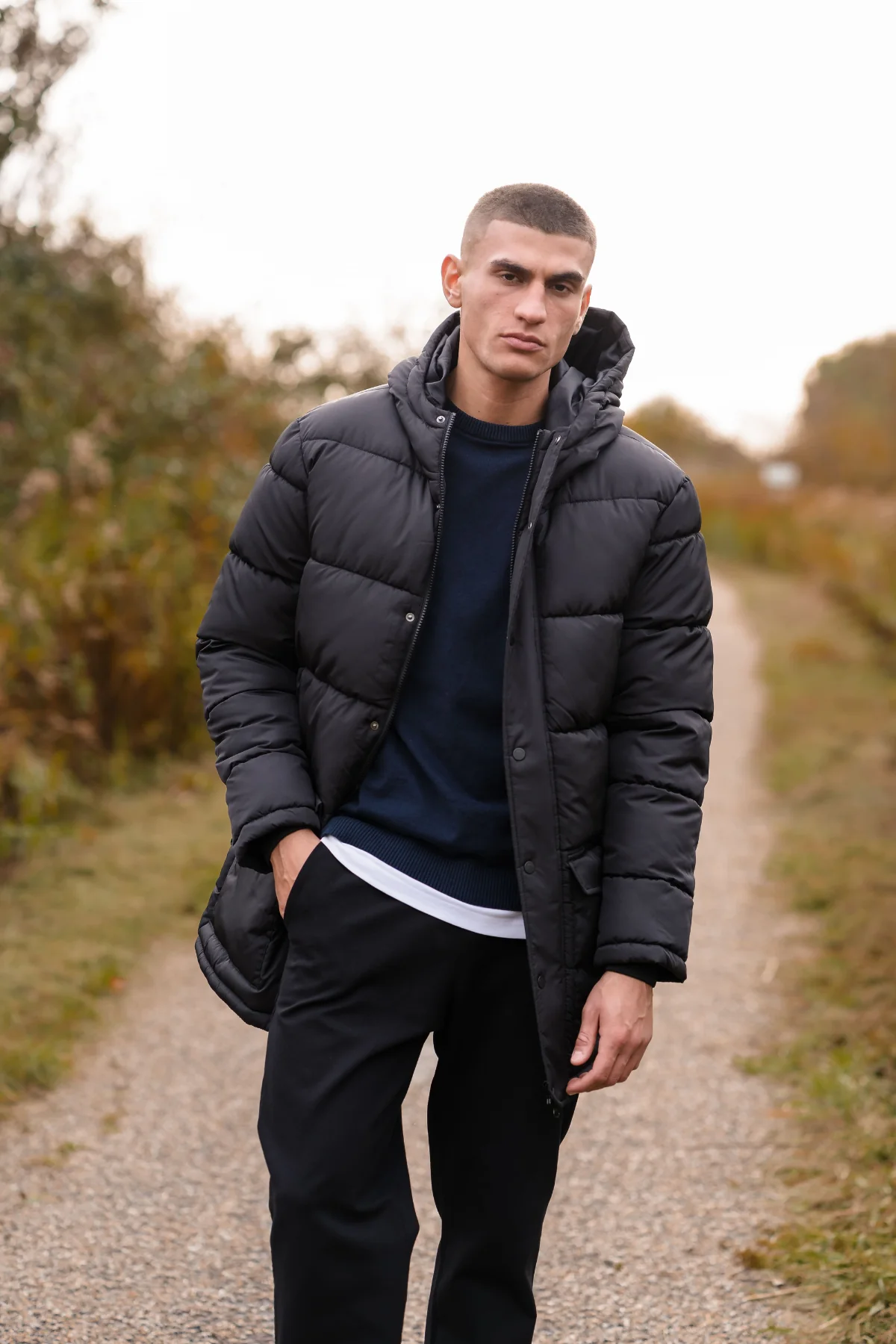 Lange Pufferjacke - Schwarz - Image 3