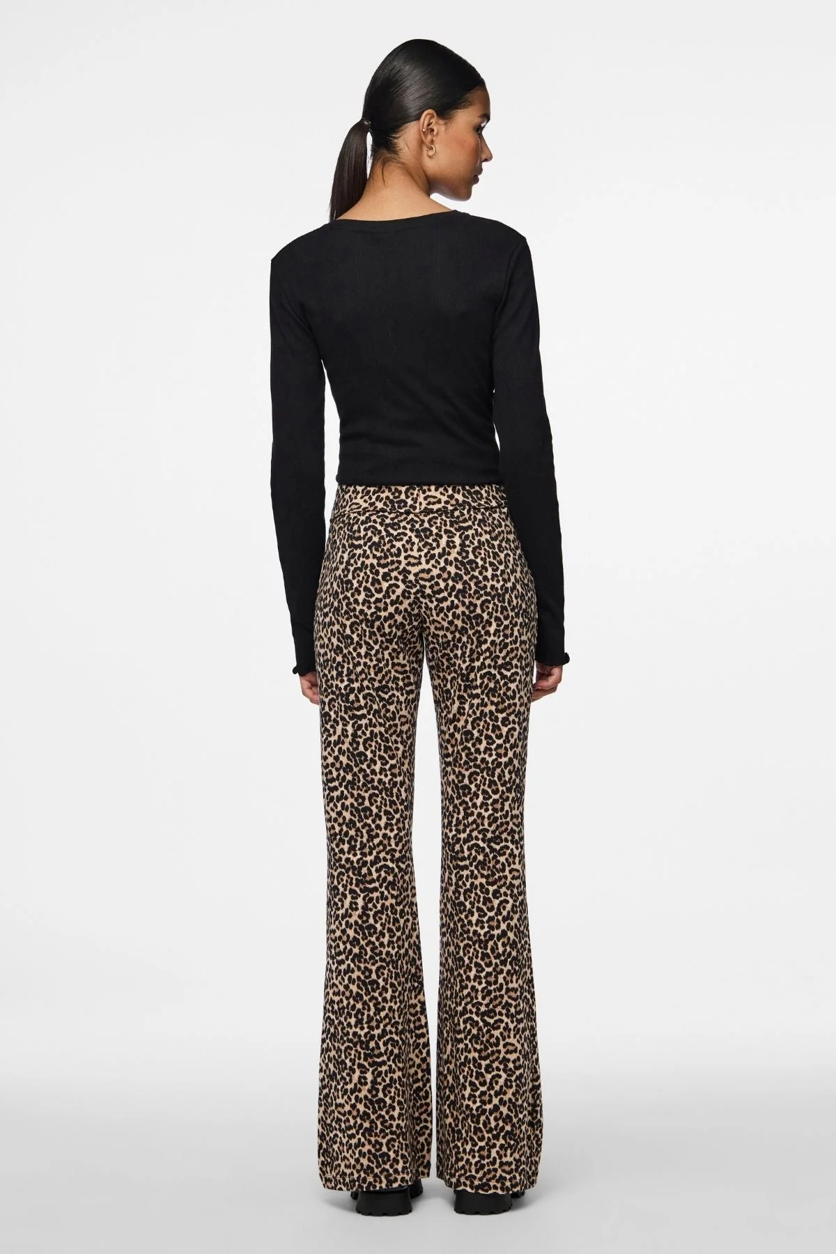 Marie O -Neck Poin Top - Schwarz - Image 4