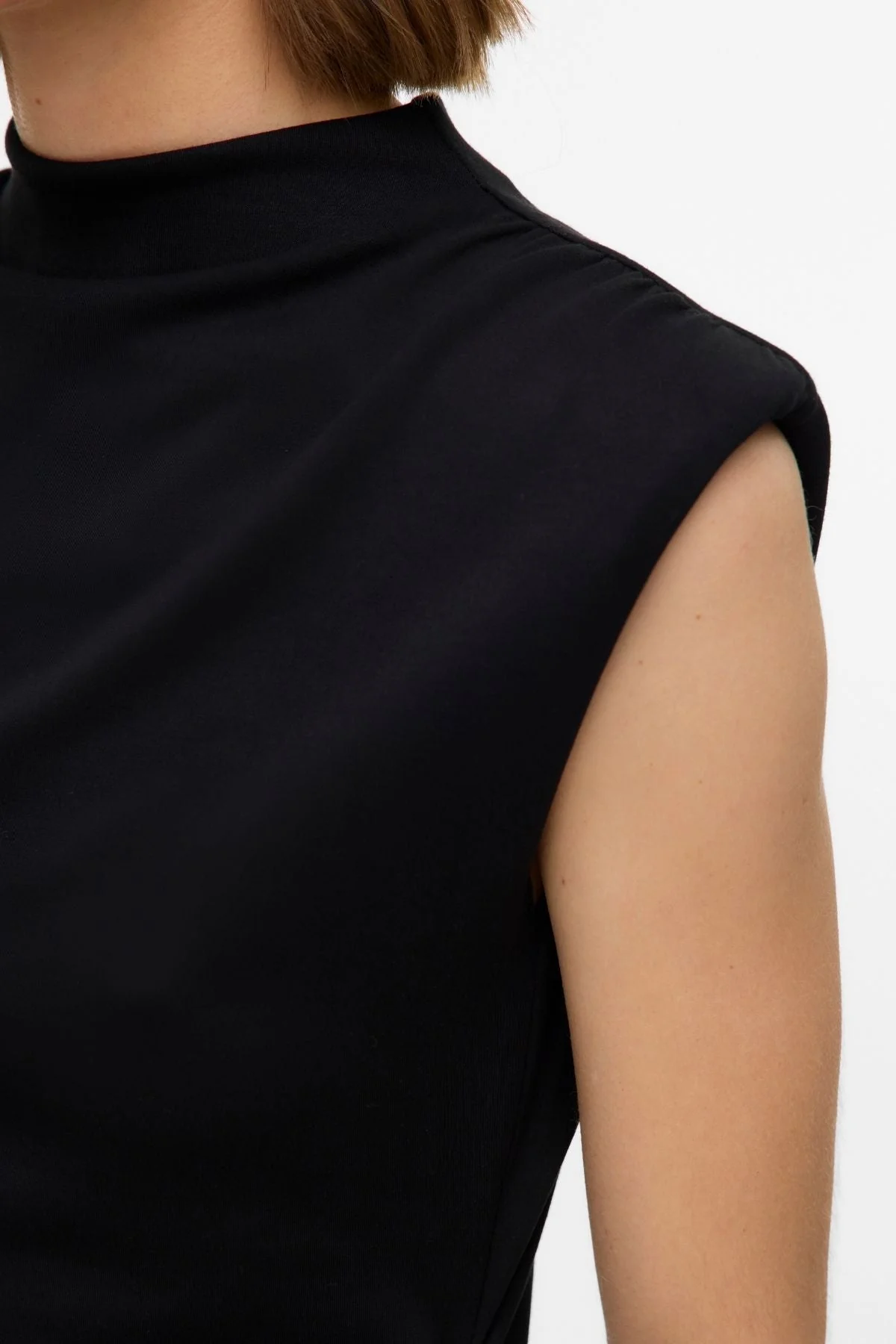 Kurzes, hochgeschlossenes Nelli-Kleid - Schwarz - Image 5