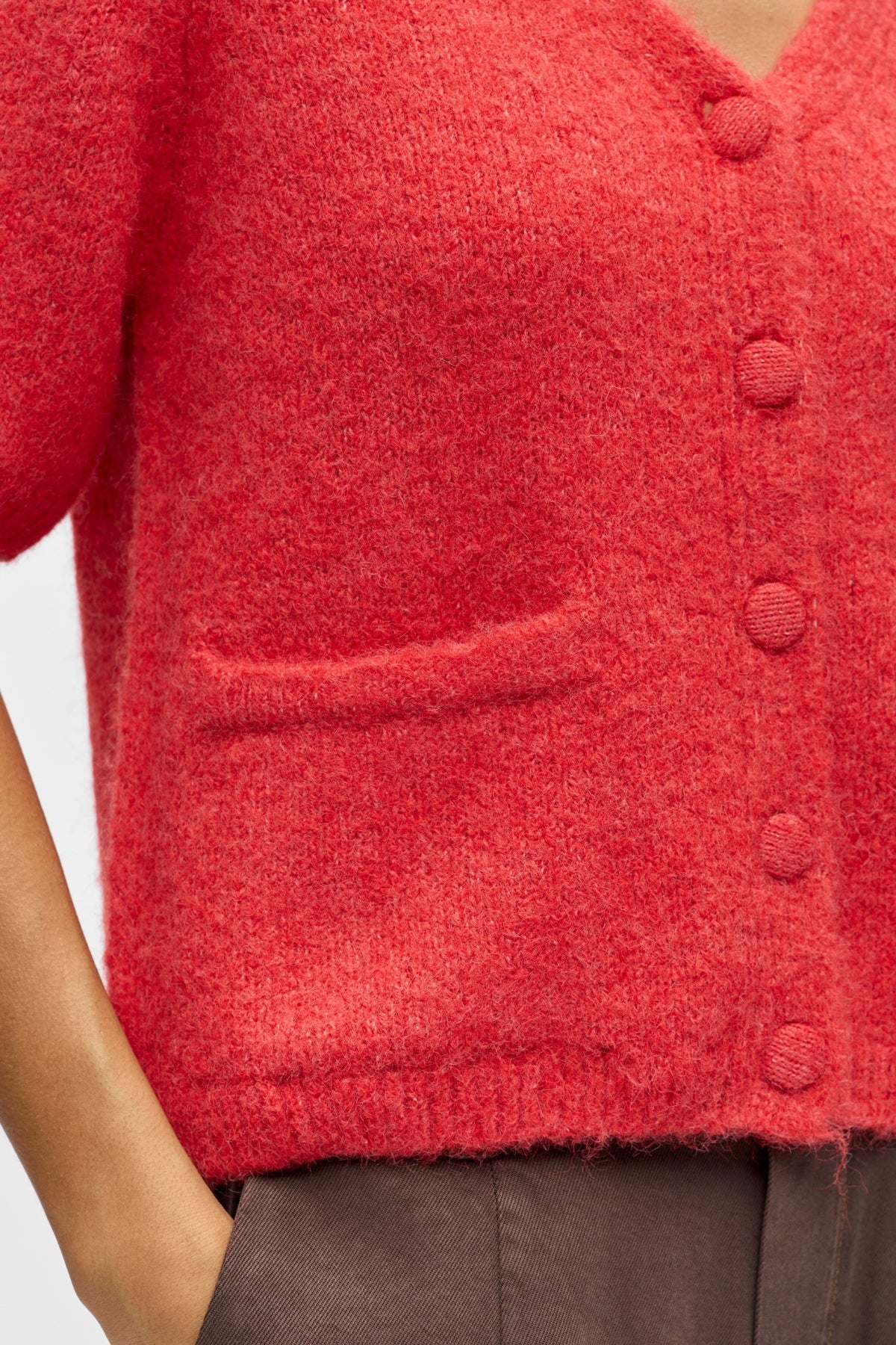 Saggia Strickjacke mit V-Ausschnitt – Poinsettia Melange - Image 3