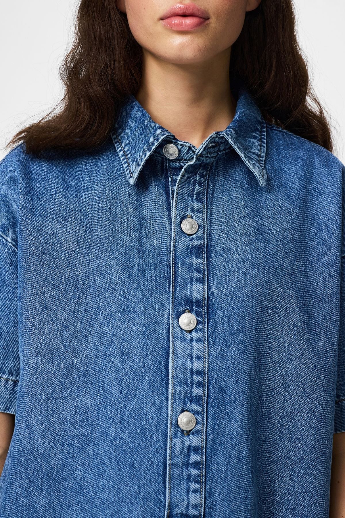SkyA-Shape Jeanskleid – Mittelblauer Denim - Image 4