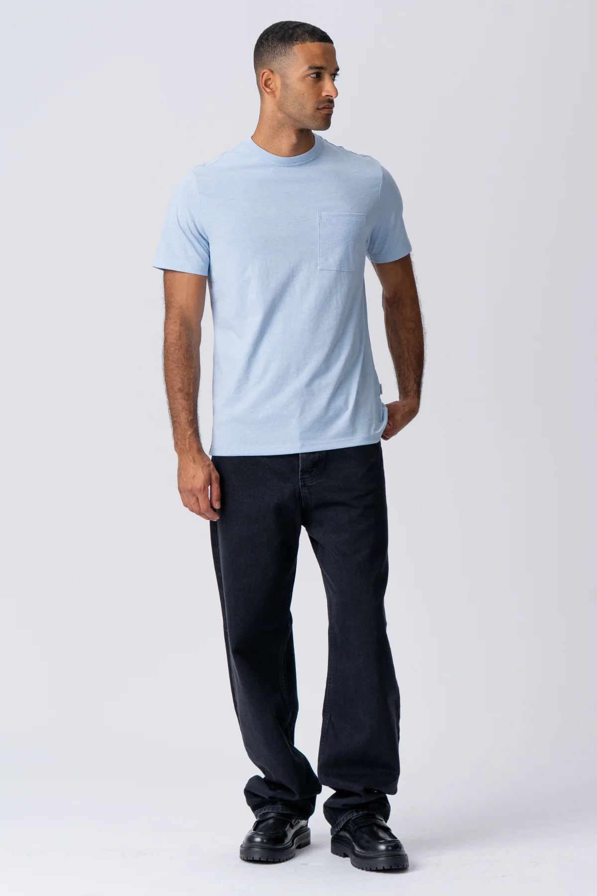 T -Shirt mit Tasche - hellblau - Image 2
