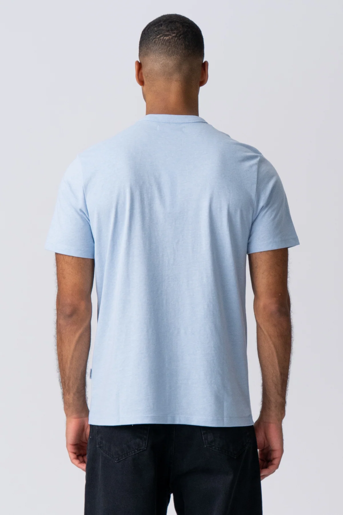 T -Shirt mit Tasche - hellblau - Image 4