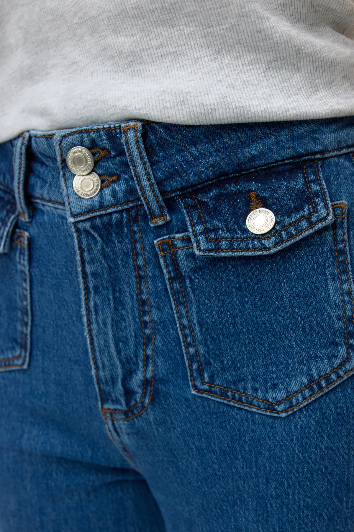 Tessa Wide Pocket Jeans - mittelblauer Denim - Image 3
