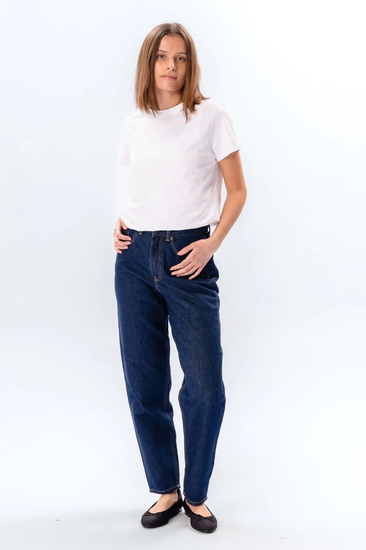 The Original Performance Mom Jeans - Dunkelblauer Denim - Image 5