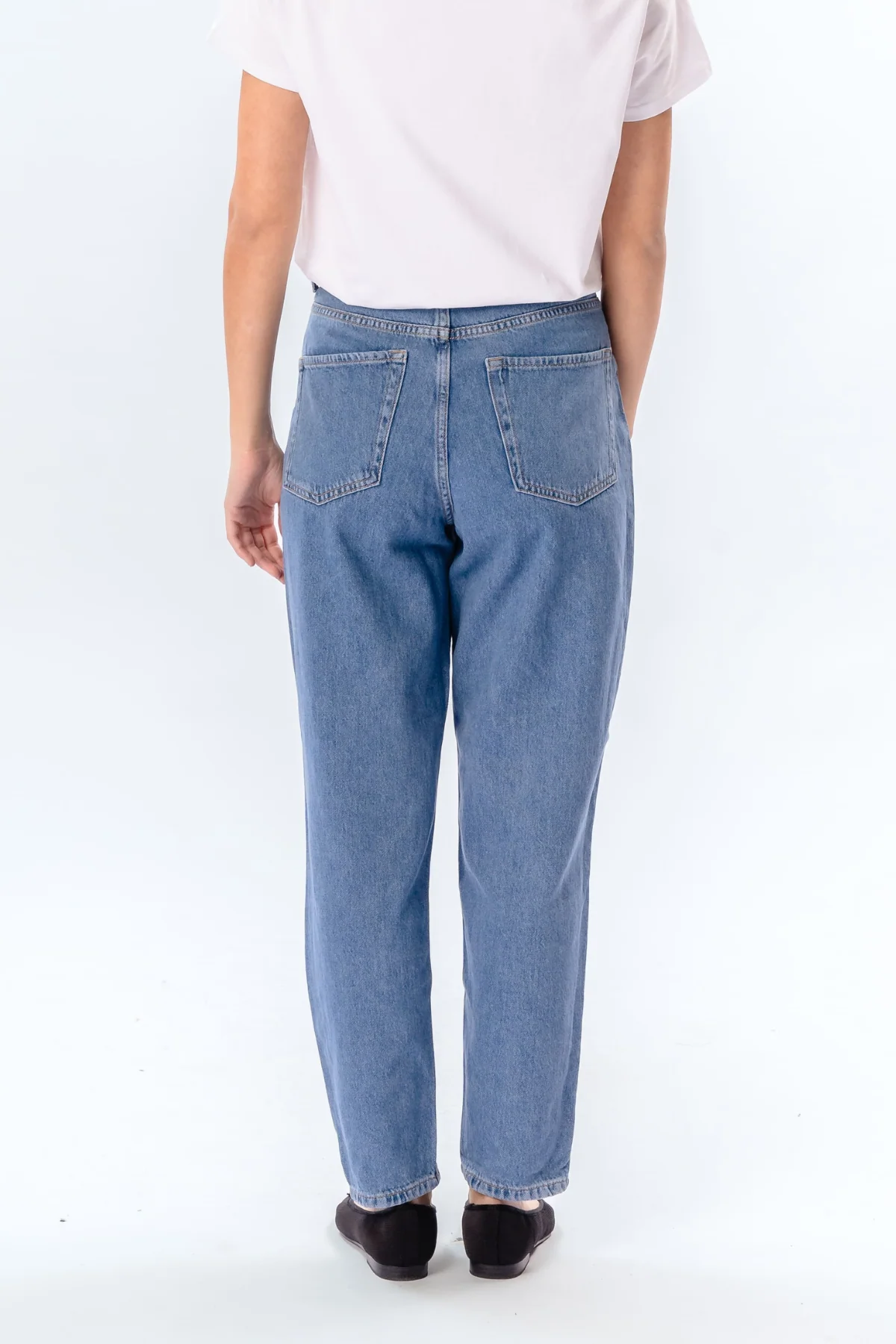 The Original Performance Mom Jeans - Hellblauer Denim - Image 4